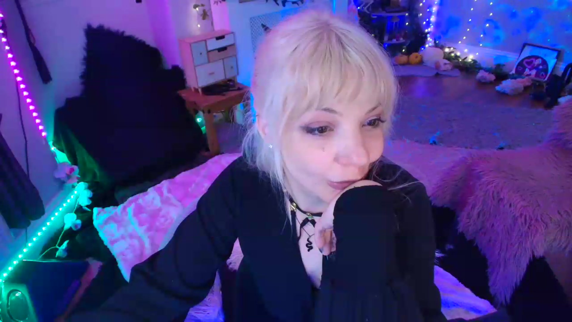 Gallery image thumbnail from LunaWolfie's myfreecams stream on, 06/11/2026, 20:56 image 6 of 20