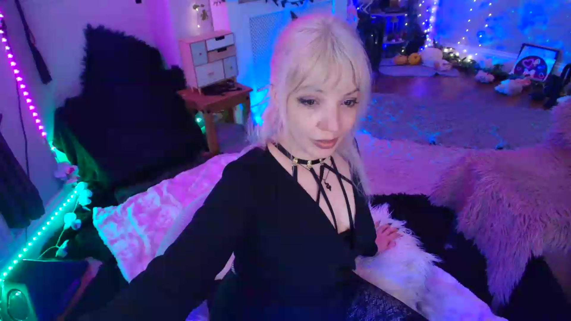 Gallery image thumbnail from LunaWolfie's myfreecams stream on, 06/11/2026, 20:56 image 14 of 20