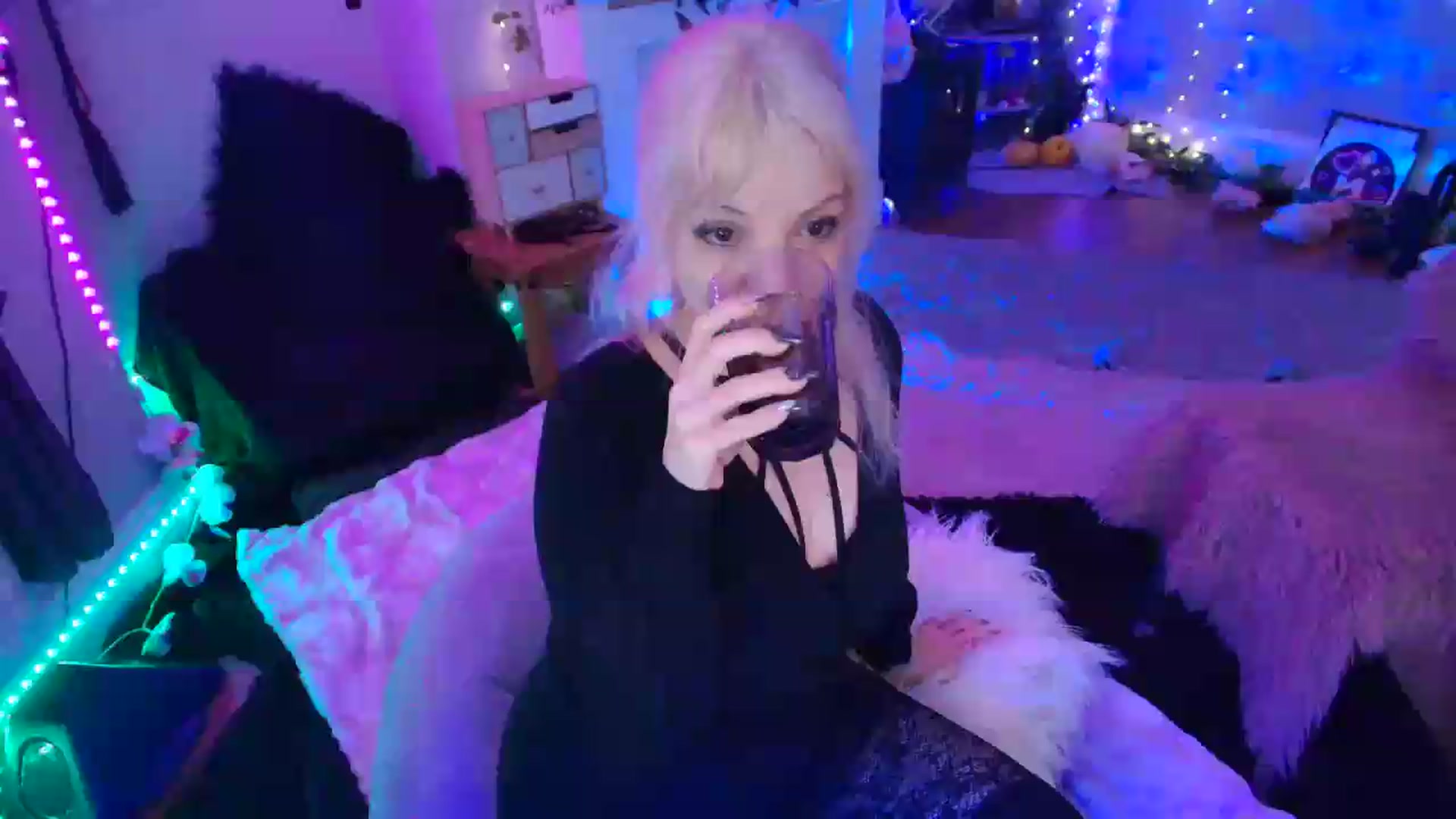 Gallery image thumbnail from LunaWolfie's myfreecams stream on, 06/11/2026, 20:56 image 11 of 20