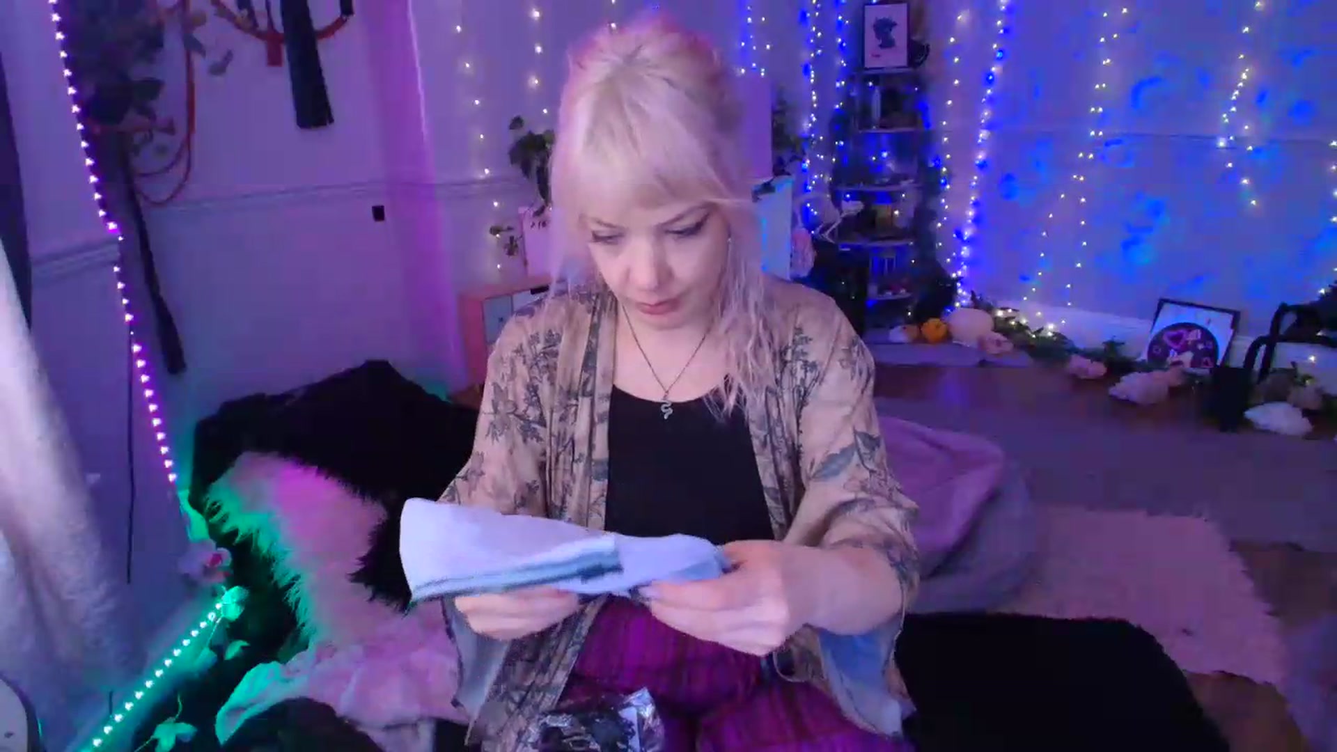 Gallery image thumbnail from LunaWolfie's myfreecams stream on, 06/15/2026, 17:35 image 14 of 20