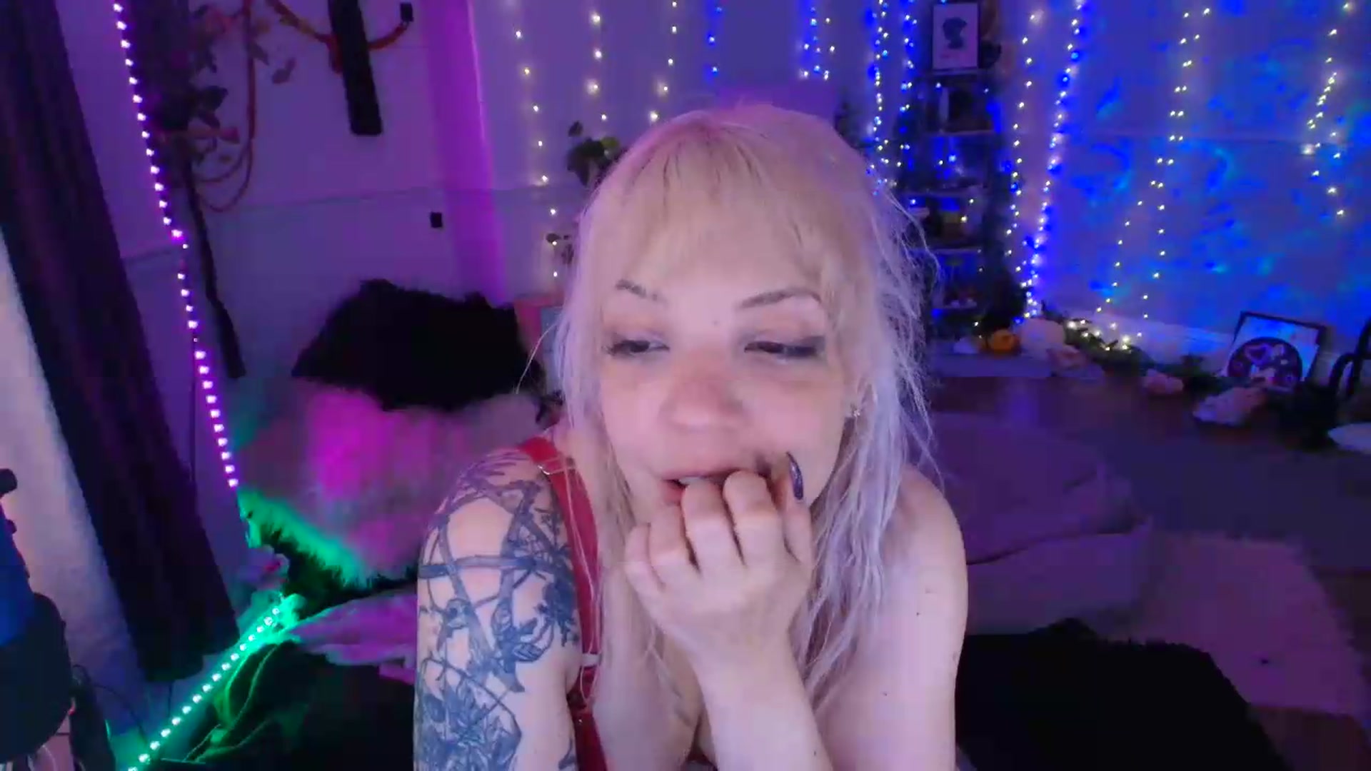 Gallery image thumbnail from LunaWolfie's myfreecams stream on, 06/16/2026, 18:44 image 16 of 20