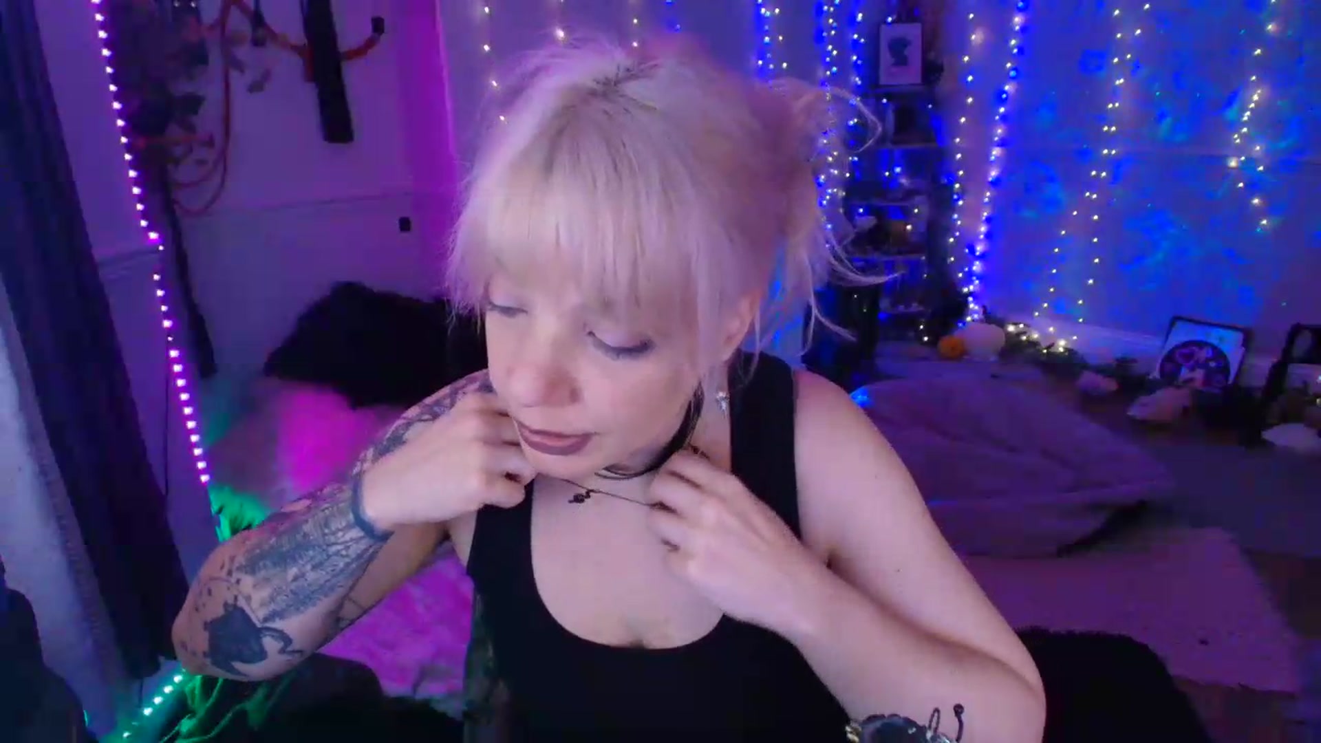 Gallery image thumbnail from LunaWolfie's myfreecams stream on, 06/18/2026, 20:31 image 10 of 20