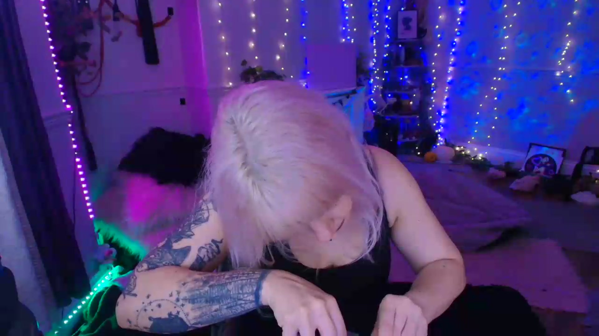 Gallery image thumbnail from LunaWolfie's myfreecams stream on, 06/18/2026, 20:31 image 6 of 20