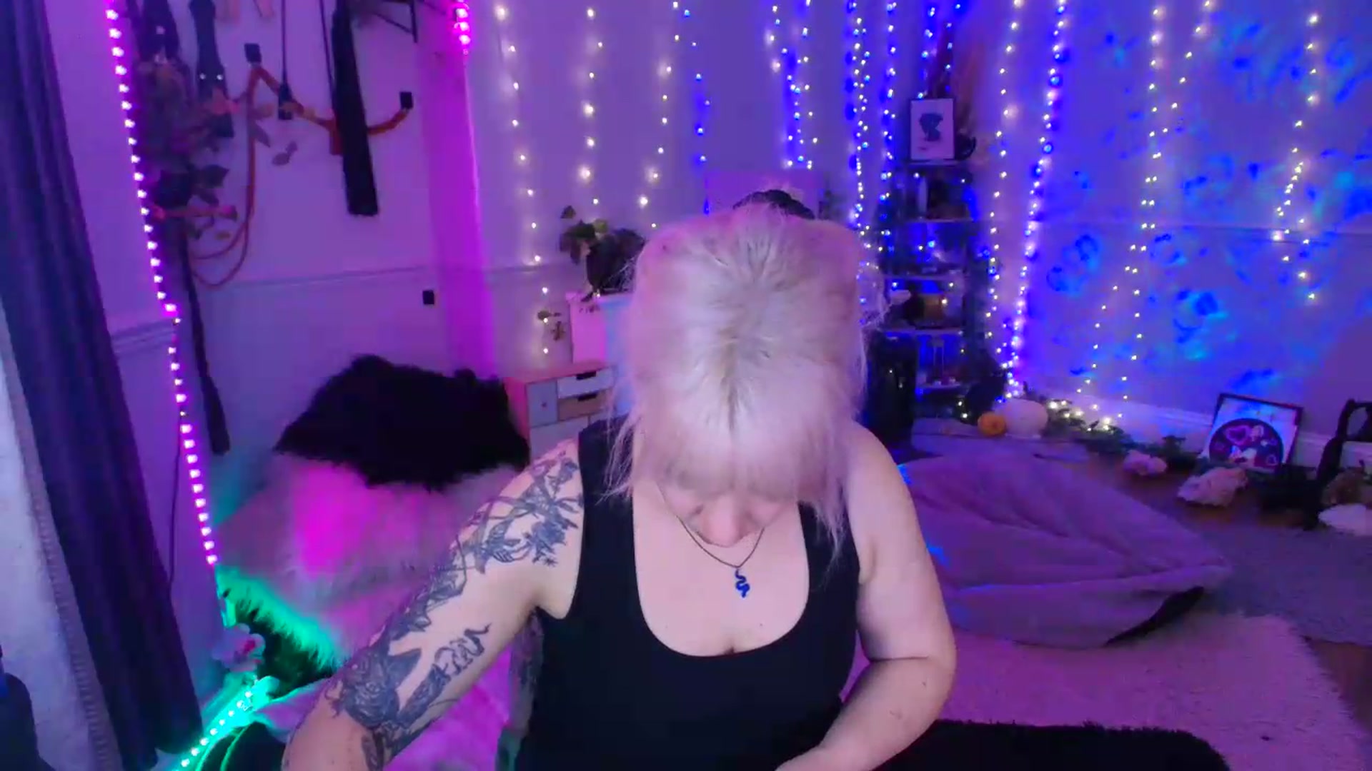 Gallery image thumbnail from LunaWolfie's myfreecams stream on, 06/18/2026, 20:31 image 16 of 20