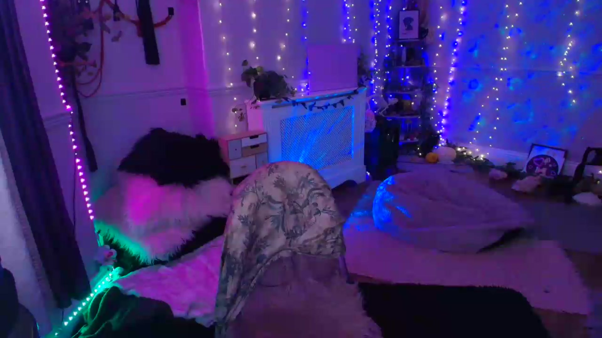 Gallery image thumbnail from LunaWolfie's myfreecams stream on, 06/18/2026, 20:31 image 4 of 20