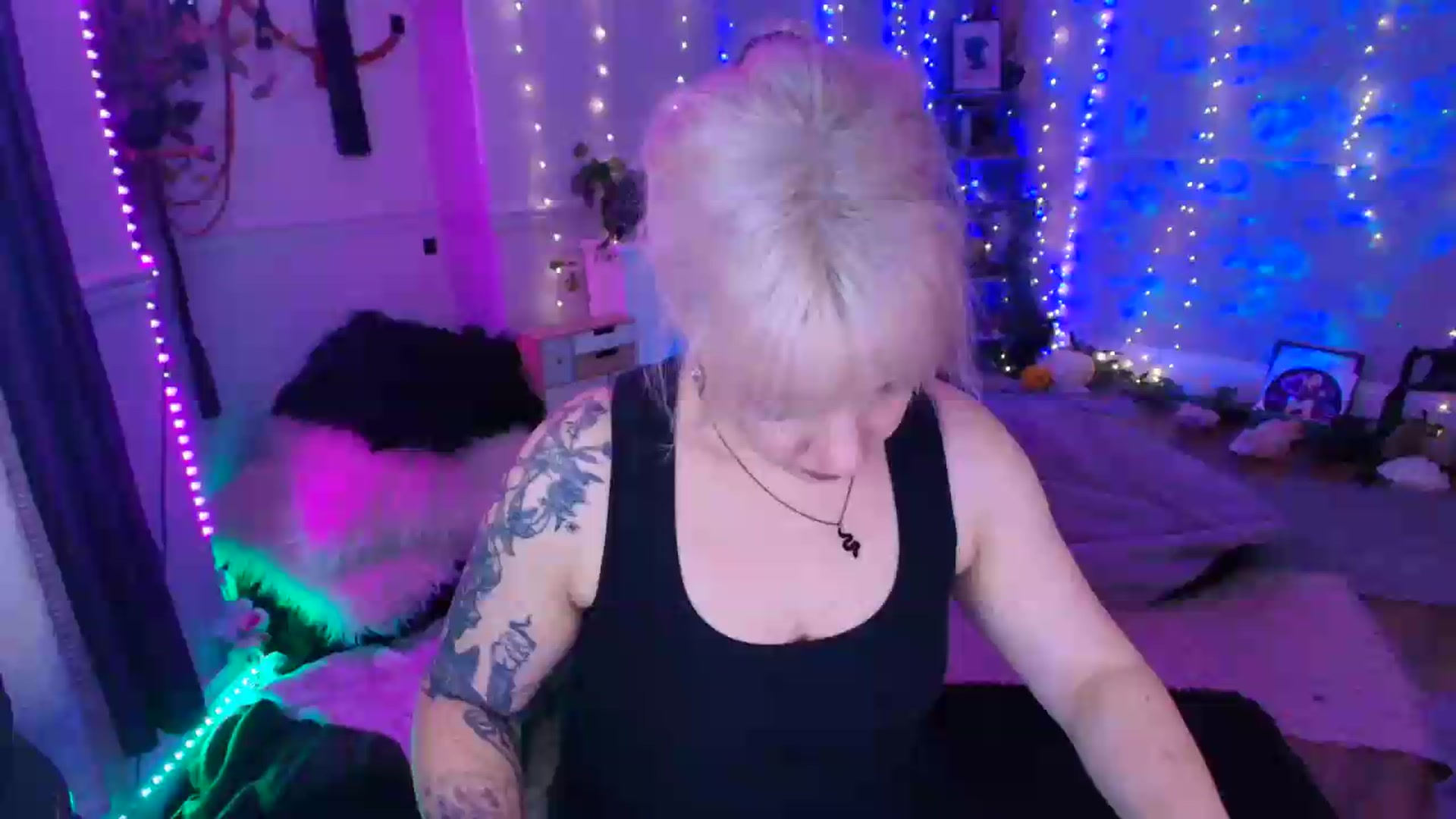 Gallery image thumbnail from LunaWolfie's myfreecams stream on, 06/18/2026, 20:31 image 19 of 20
