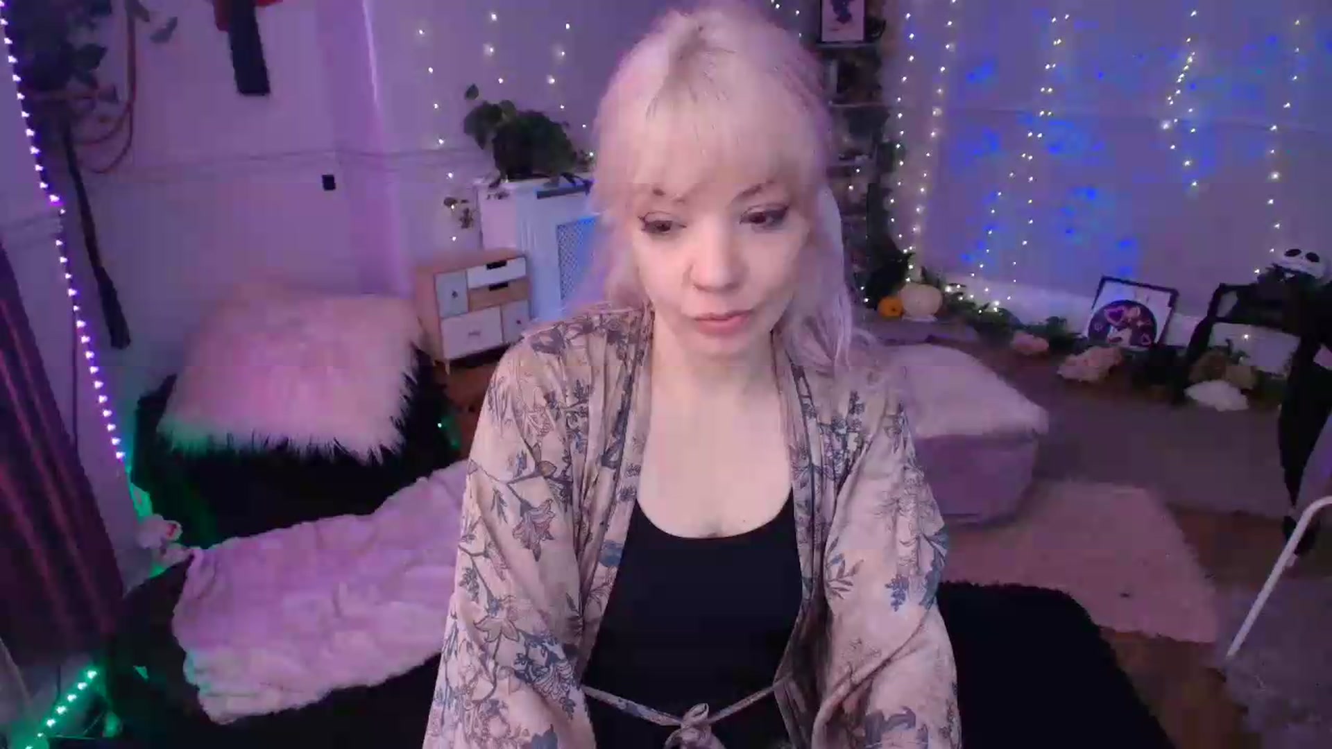 Gallery image thumbnail from LunaWolfie's myfreecams stream on, 06/19/2026, 11:03 image 17 of 20