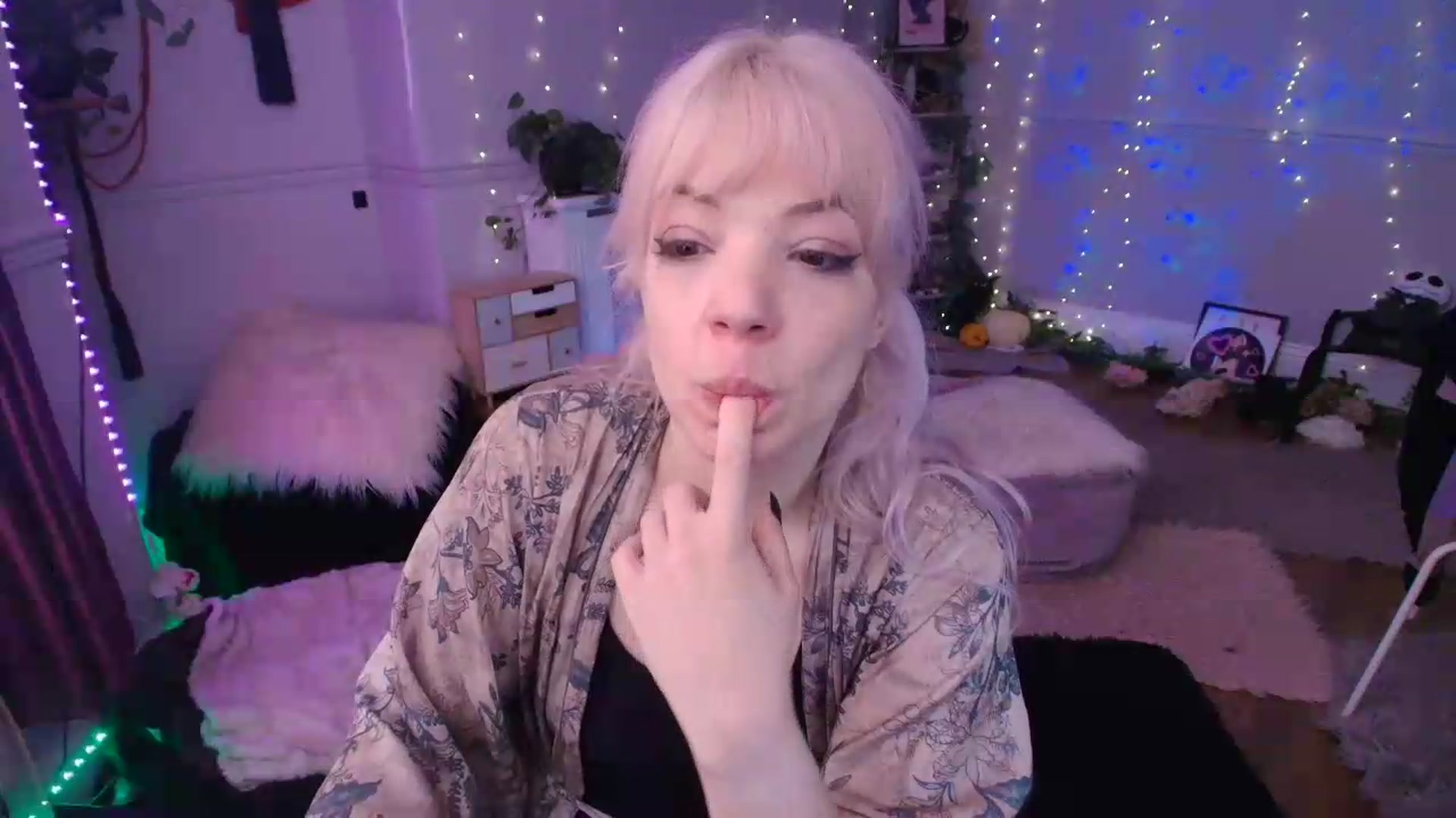 Gallery image thumbnail from LunaWolfie's myfreecams stream on, 06/19/2026, 11:03 image 16 of 20
