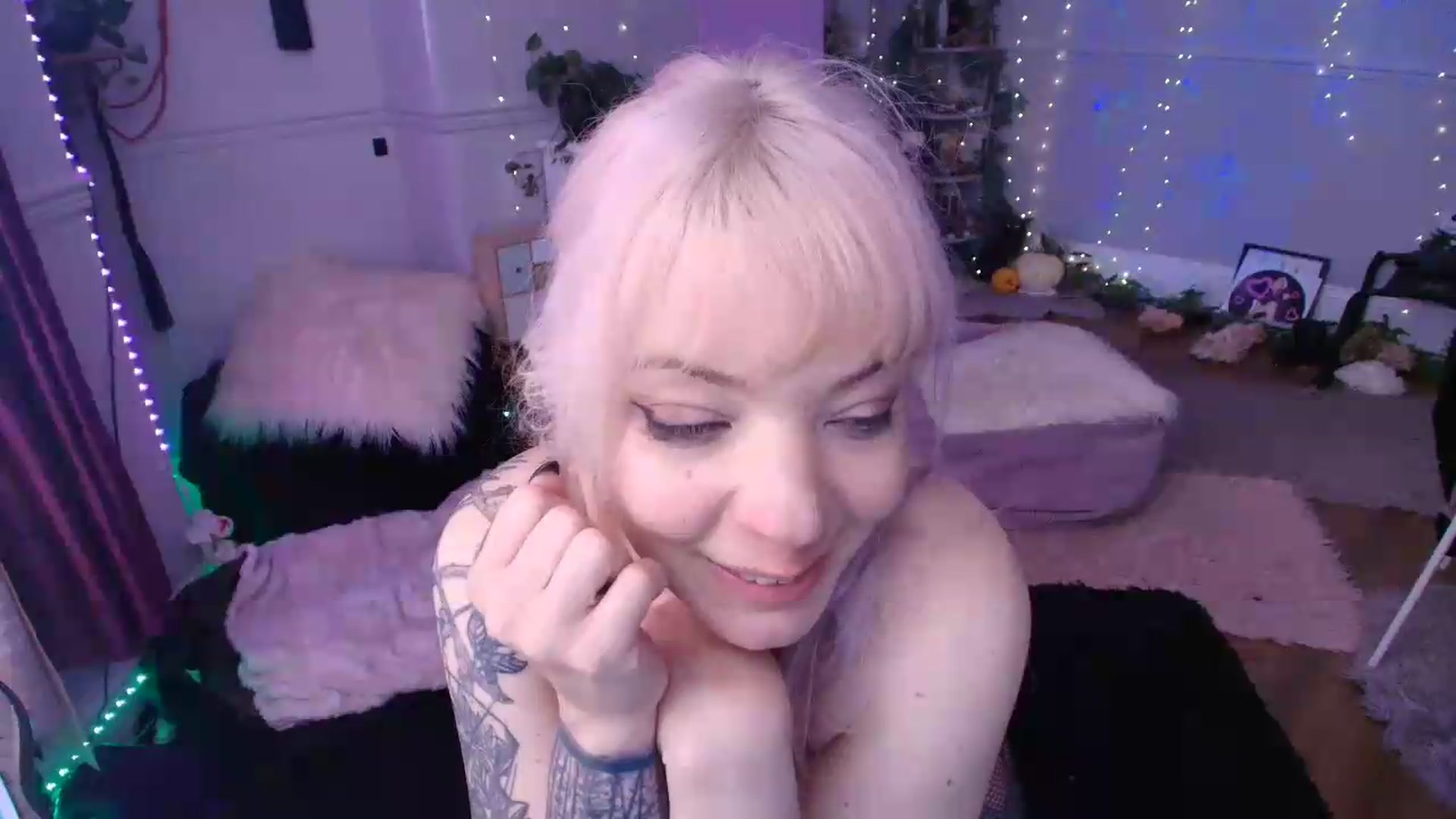 Gallery image thumbnail from LunaWolfie's myfreecams stream on, 06/19/2026, 13:04 image 11 of 20