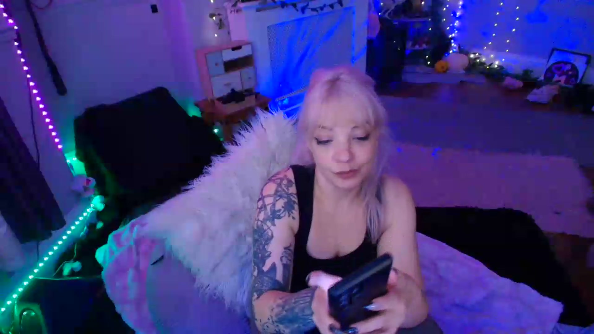 Gallery image thumbnail from LunaWolfie's myfreecams stream on, 06/19/2026, 17:18 image 6 of 20