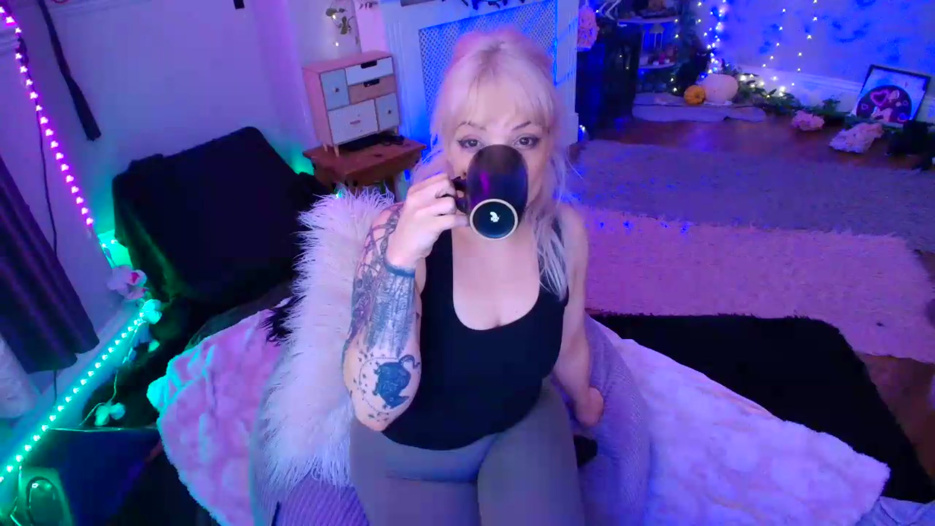 Gallery image thumbnail from LunaWolfie's myfreecams stream on, 06/19/2026, 17:18 image 17 of 20
