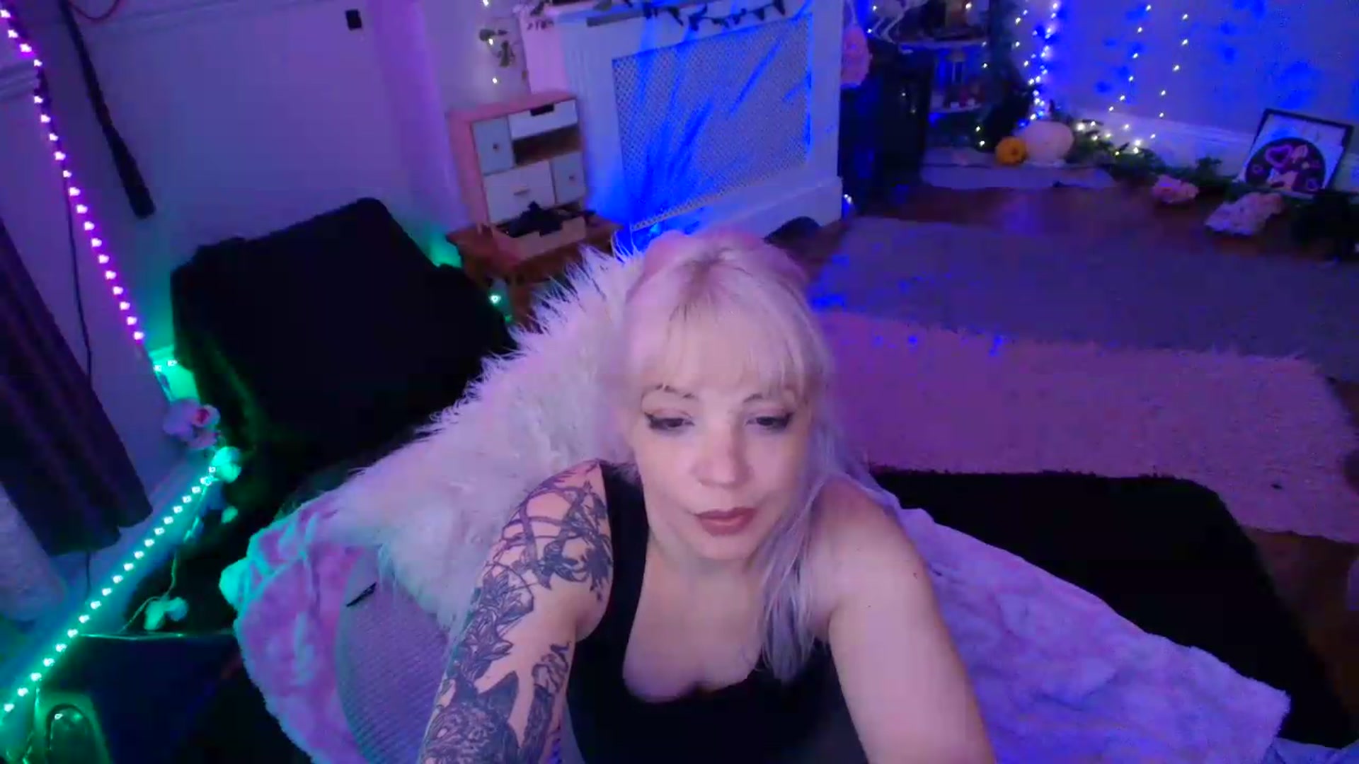 Gallery image thumbnail from LunaWolfie's myfreecams stream on, 06/19/2026, 17:18 image 7 of 20