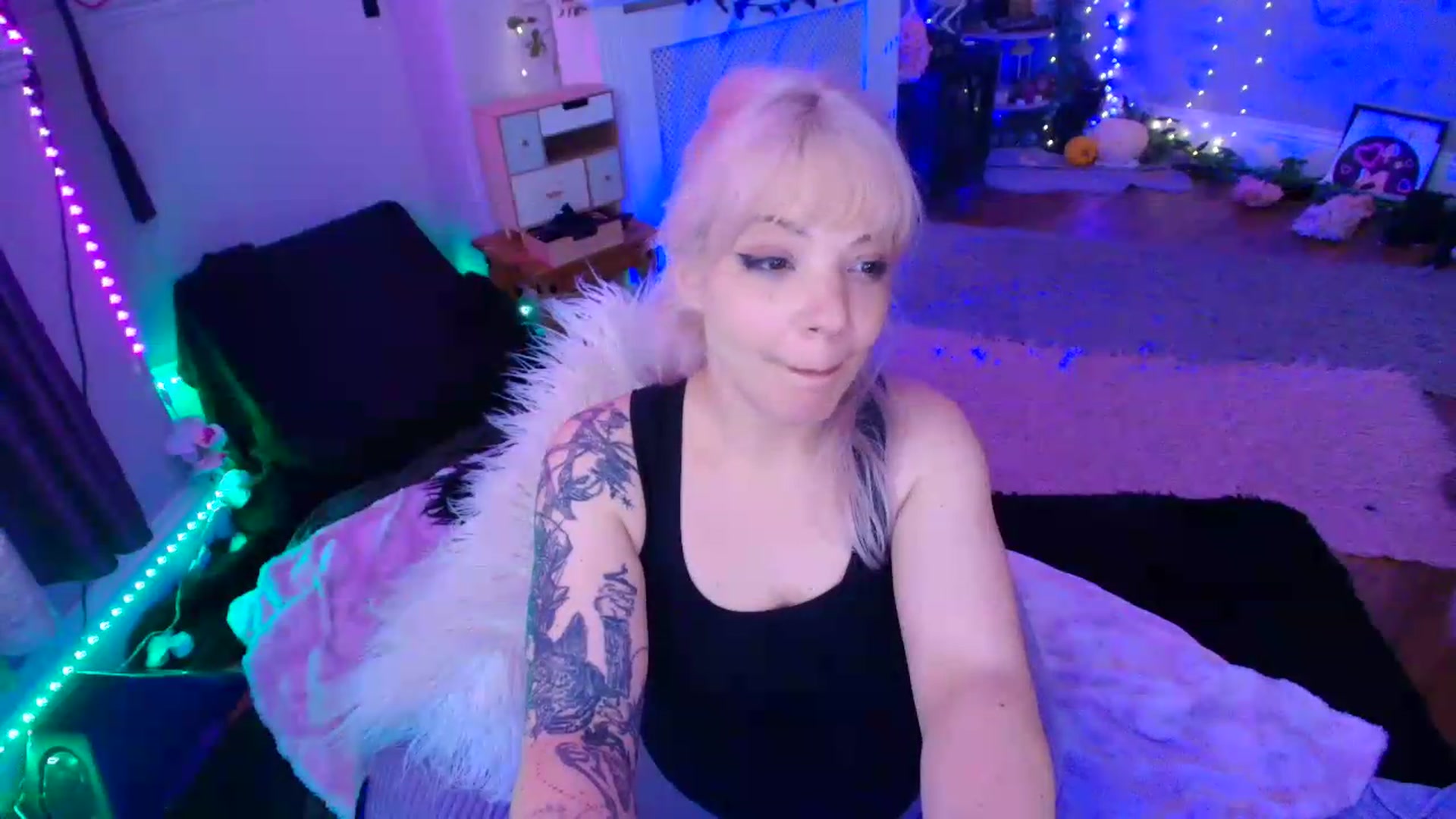 Gallery image thumbnail from LunaWolfie's myfreecams stream on, 06/19/2026, 17:18 image 13 of 20
