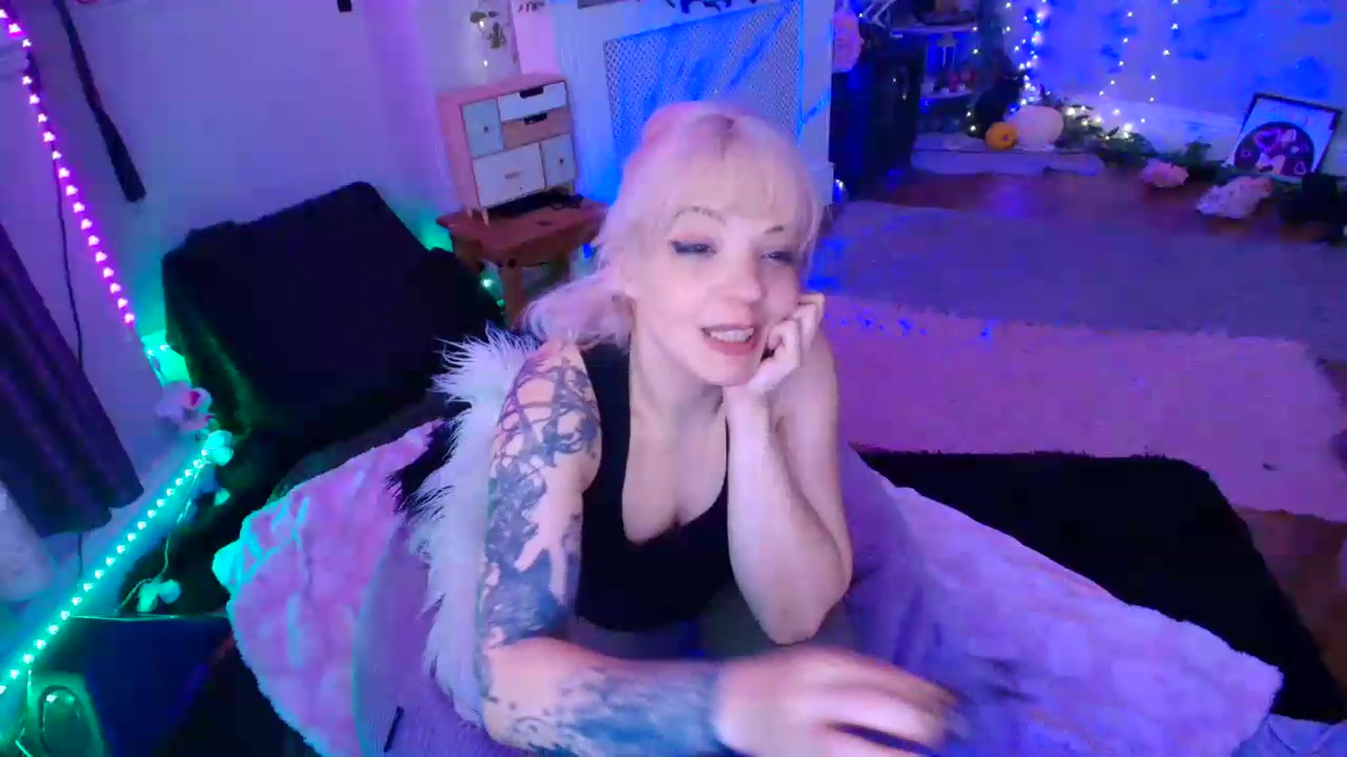 Gallery image thumbnail from LunaWolfie's myfreecams stream on, 06/19/2026, 17:18 image 20 of 20