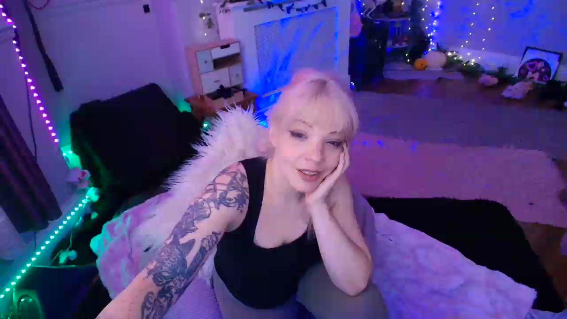 Gallery image thumbnail from LunaWolfie's myfreecams stream on, 06/19/2026, 17:18 image 1 of 20