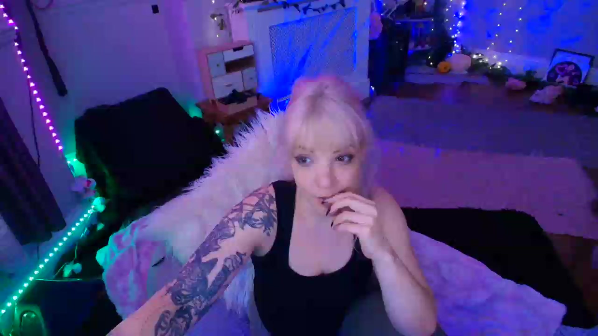 Gallery image thumbnail from LunaWolfie's myfreecams stream on, 06/19/2026, 17:18 image 5 of 20