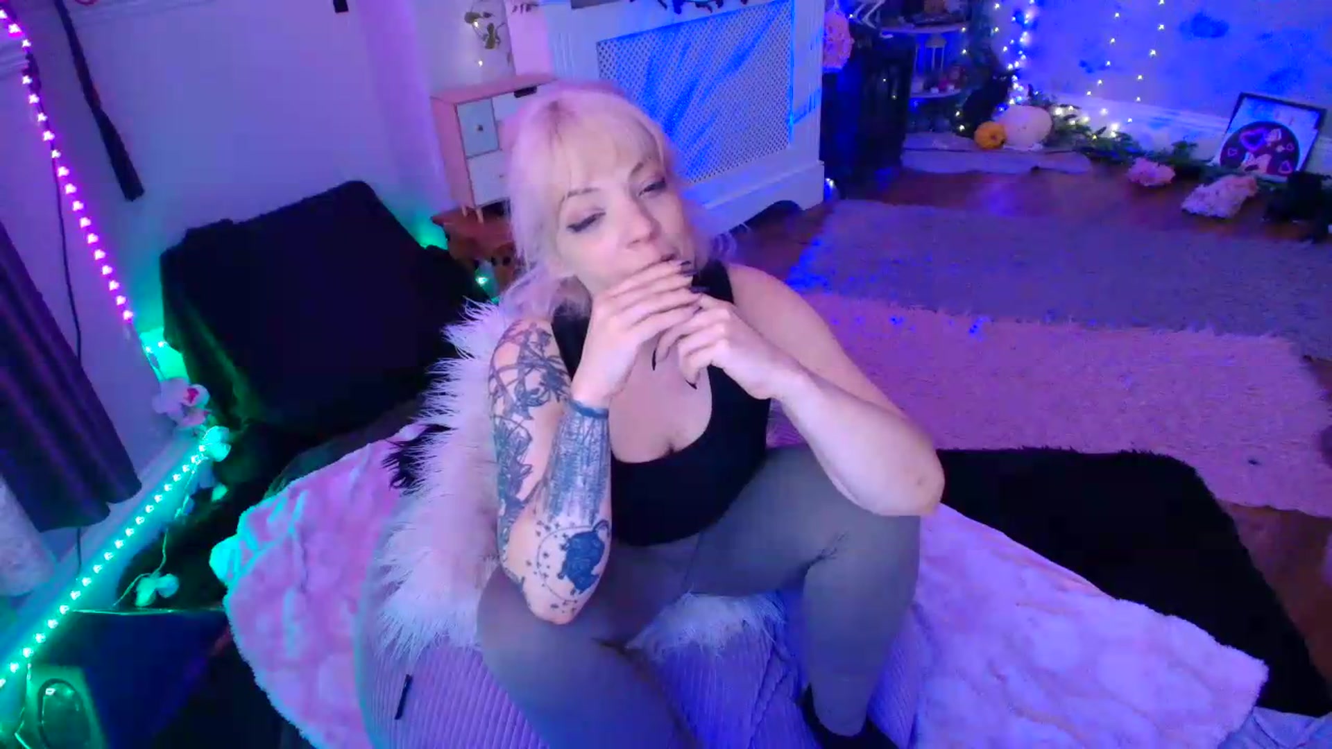 Gallery image thumbnail from LunaWolfie's myfreecams stream on, 06/19/2026, 17:18 image 18 of 20