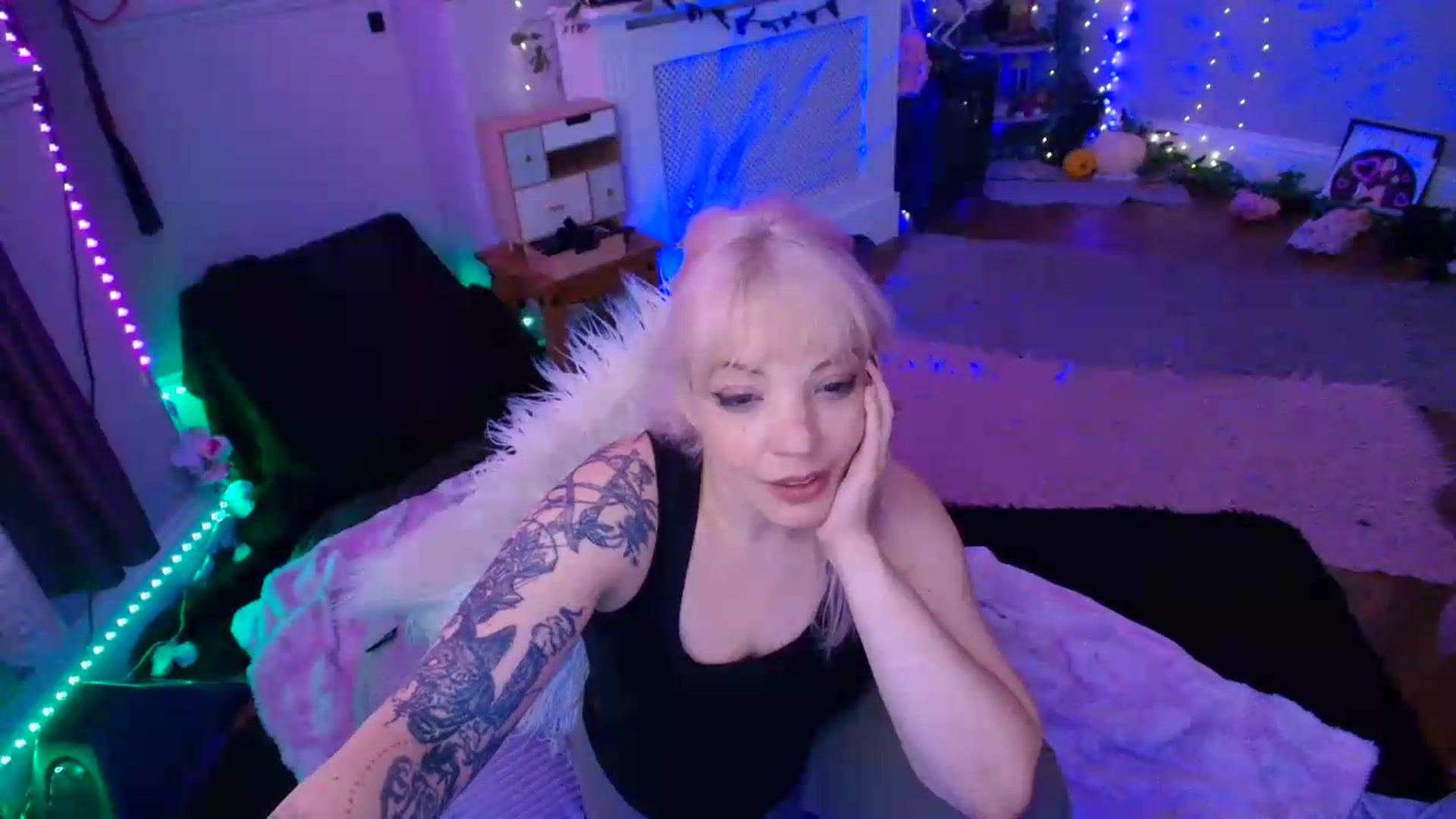 Gallery image thumbnail from LunaWolfie's myfreecams stream on, 06/19/2026, 17:18 image 3 of 20