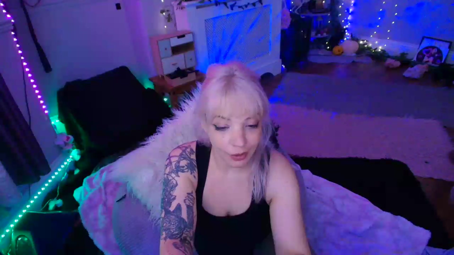 Gallery image thumbnail from LunaWolfie's myfreecams stream on, 06/19/2026, 17:18 image 10 of 20