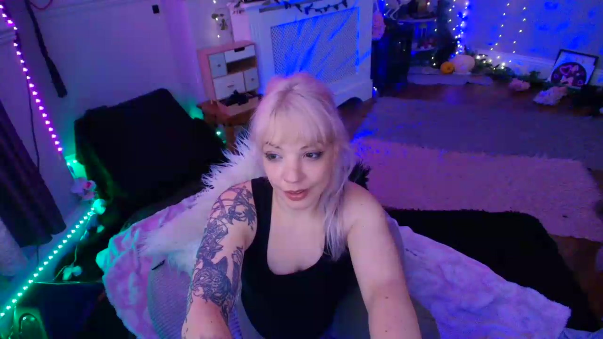 Gallery image thumbnail from LunaWolfie's myfreecams stream on, 06/19/2026, 17:18 image 4 of 20