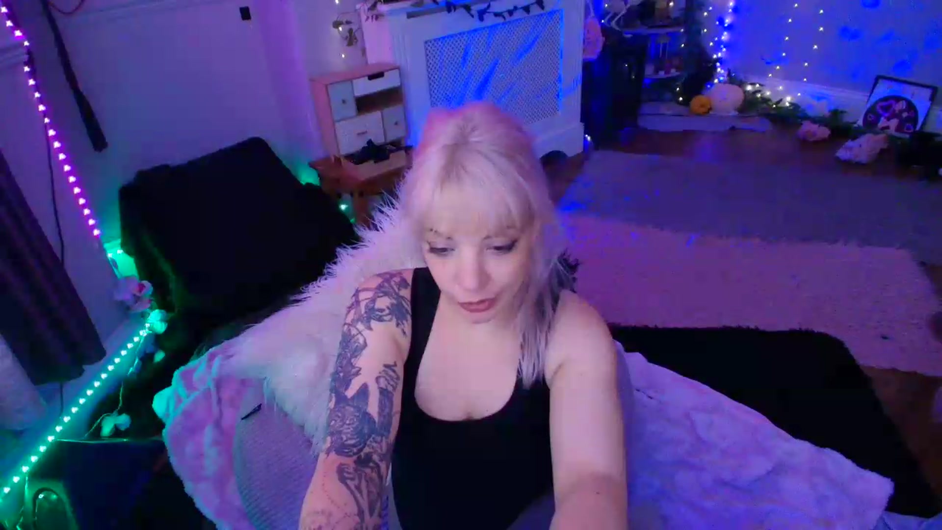 Gallery image thumbnail from LunaWolfie's myfreecams stream on, 06/19/2026, 17:18 image 9 of 20