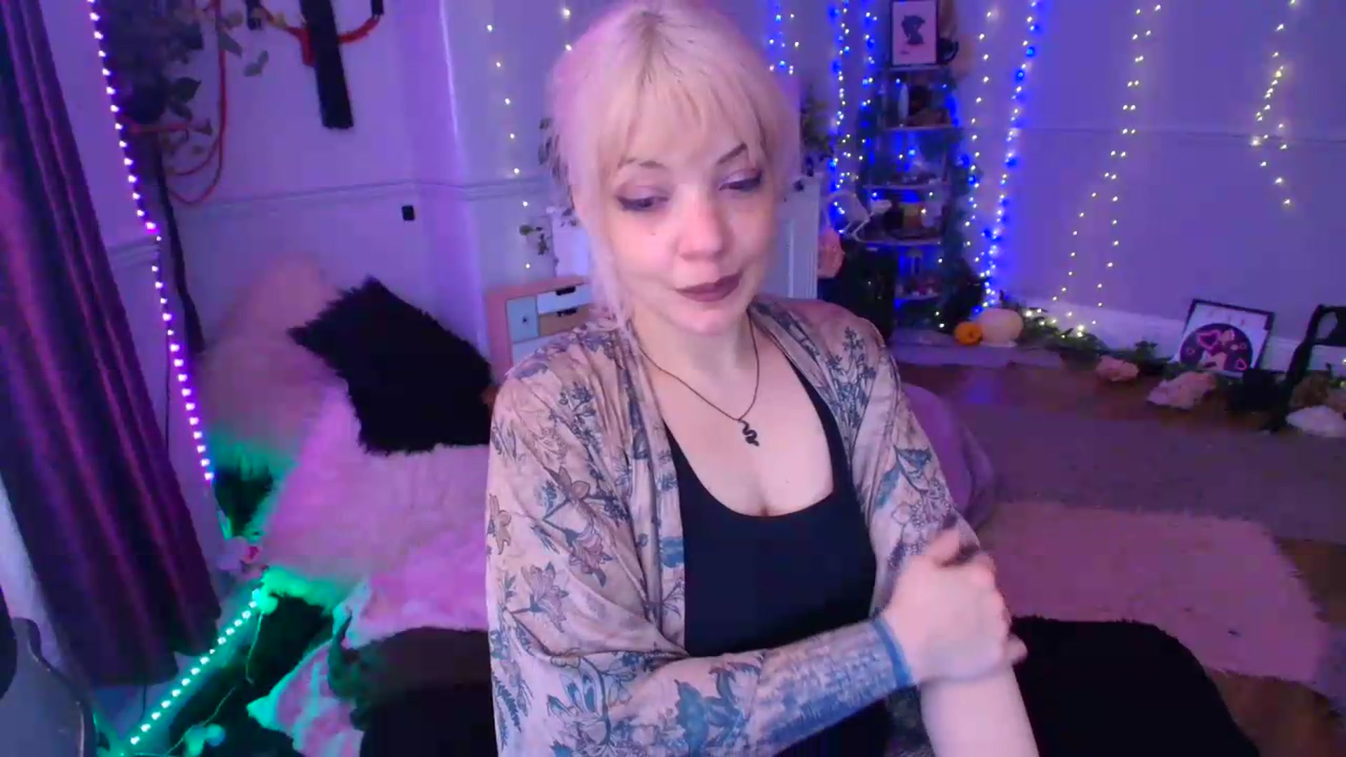 Gallery image thumbnail from LunaWolfie's myfreecams stream on, 06/20/2026, 17:36 image 13 of 20