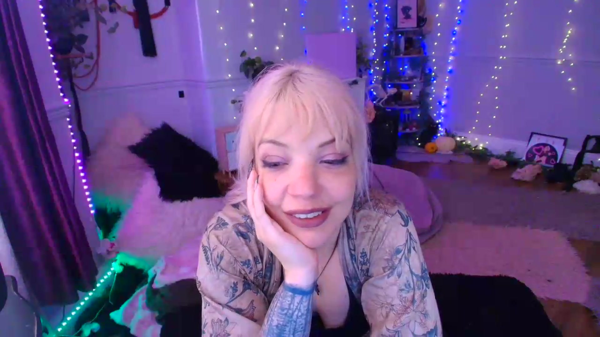 Gallery image thumbnail from LunaWolfie's myfreecams stream on, 06/20/2026, 17:36 image 6 of 20