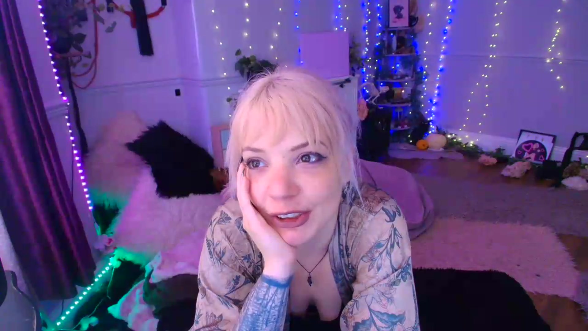 Gallery image thumbnail from LunaWolfie's myfreecams stream on, 06/20/2026, 17:36 image 5 of 20