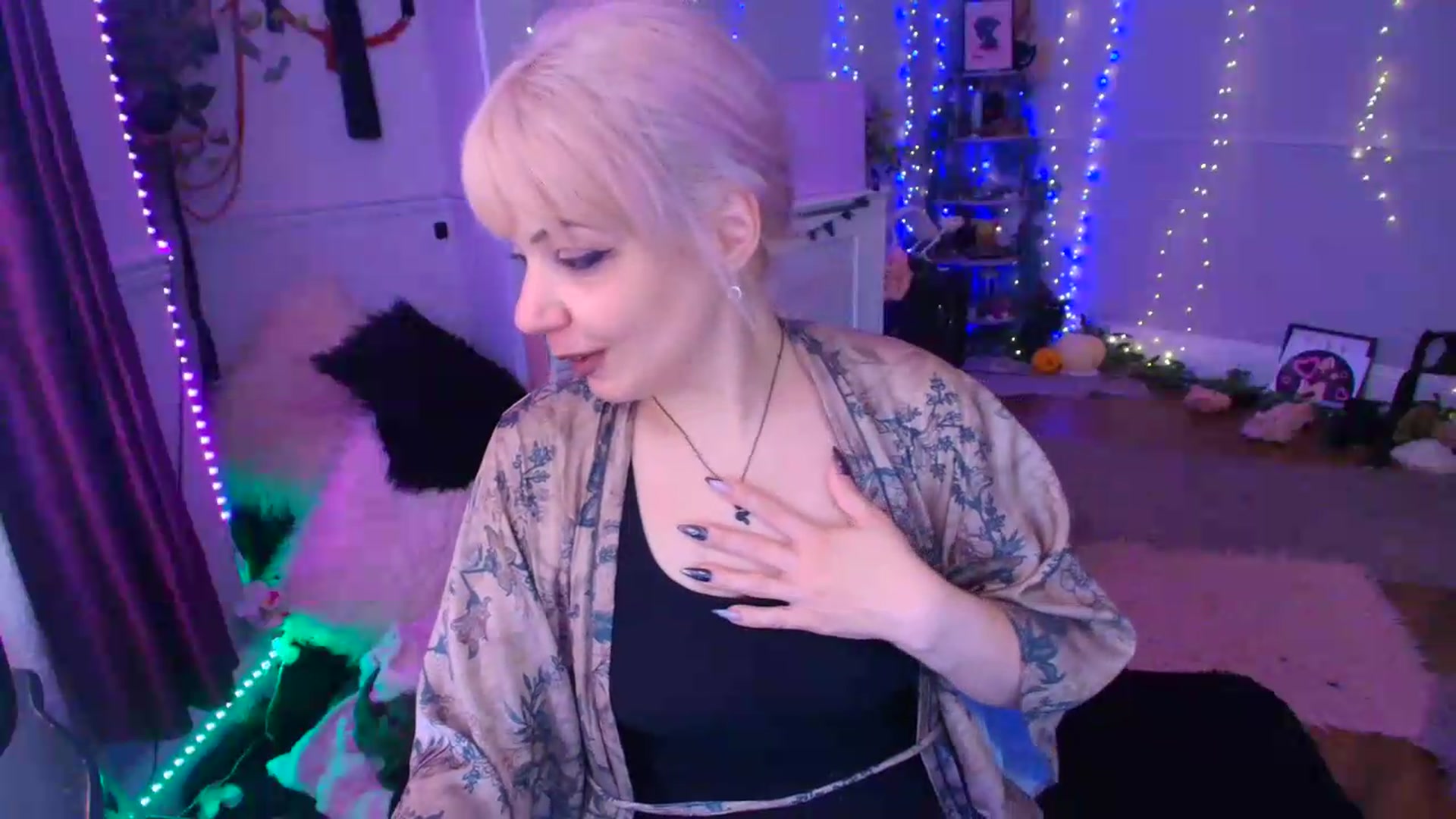 Gallery image thumbnail from LunaWolfie's myfreecams stream on, 06/20/2026, 17:36 image 10 of 20