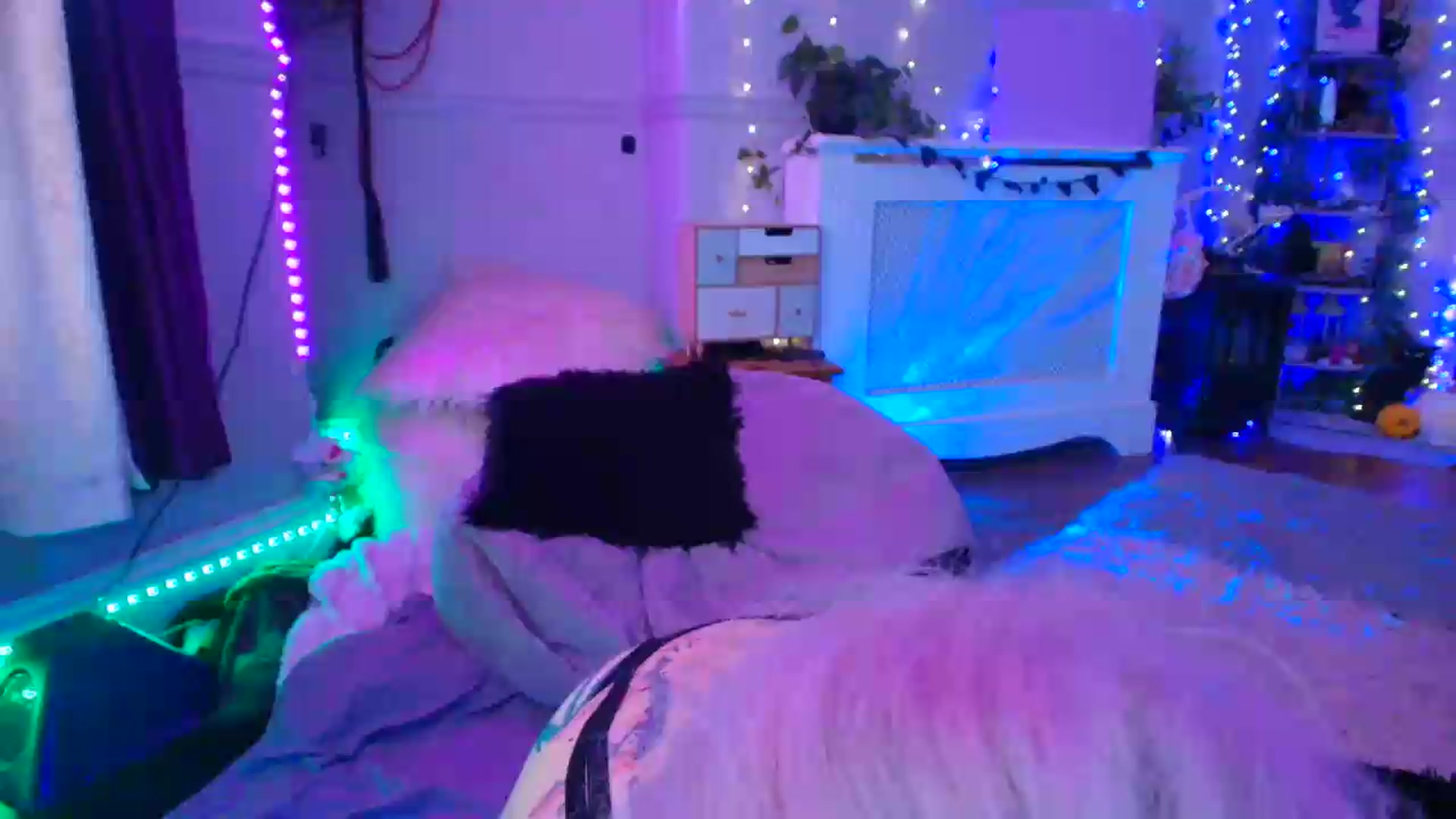 Gallery image thumbnail from LunaWolfie's myfreecams stream on, 06/22/2026, 19:58 image 17 of 20