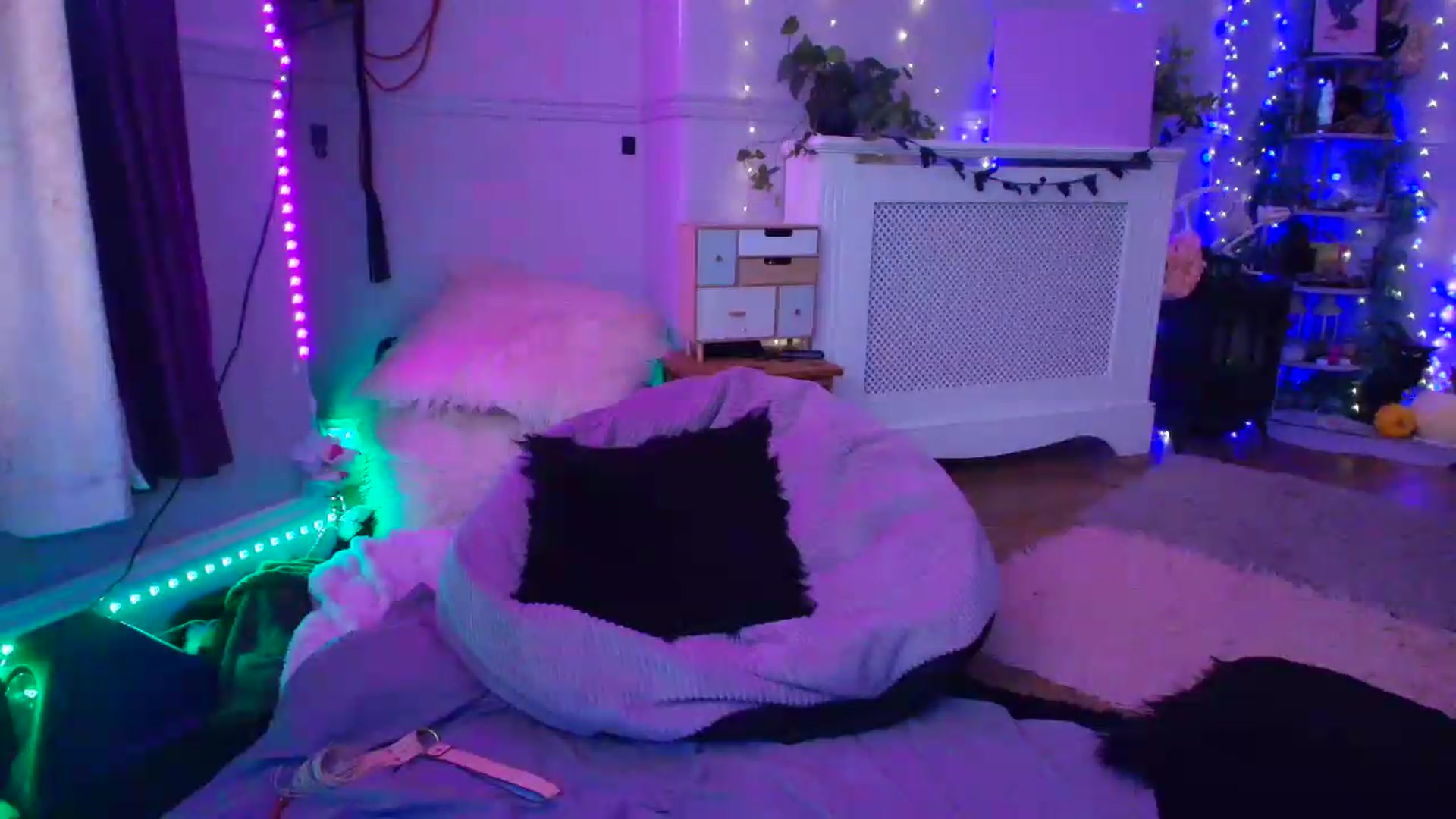 Gallery image thumbnail from LunaWolfie's myfreecams stream on, 06/22/2026, 19:58 image 19 of 20