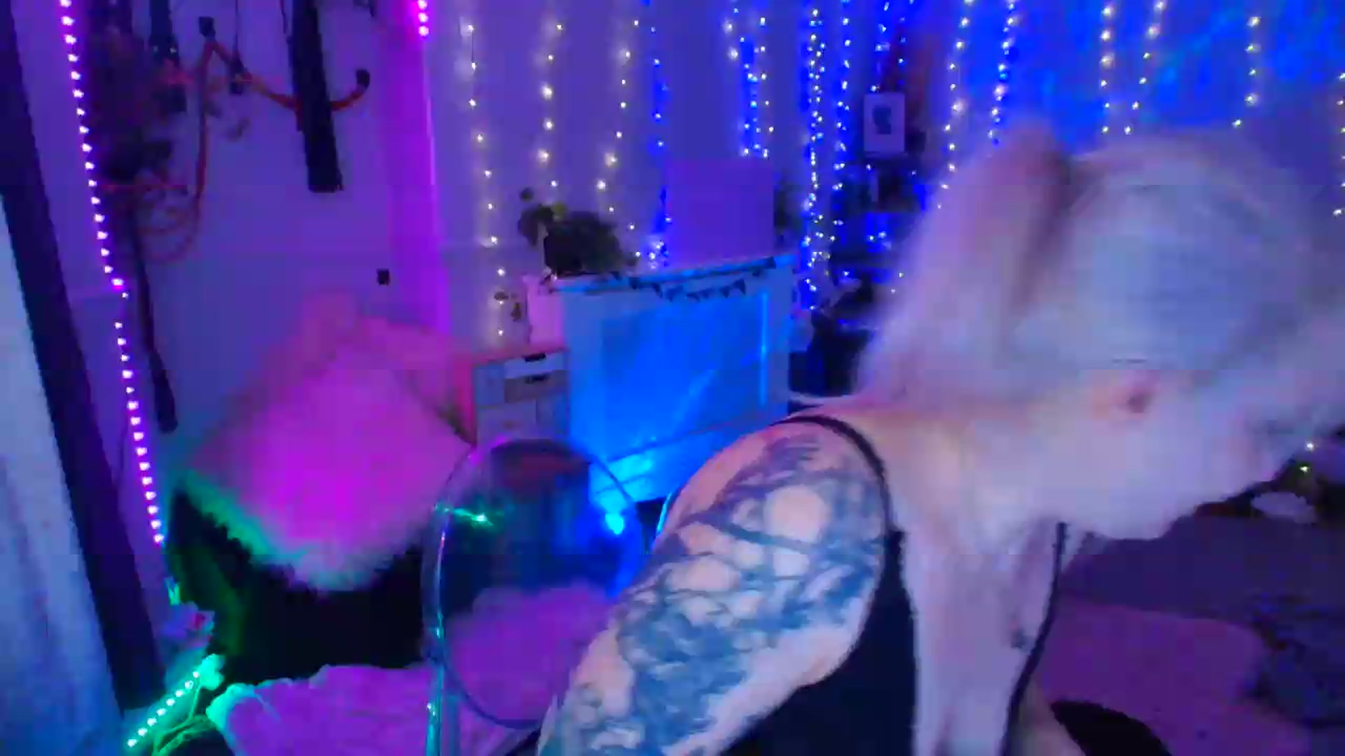 Gallery image thumbnail from LunaWolfie's myfreecams stream on, 06/22/2026, 20:30 image 15 of 20