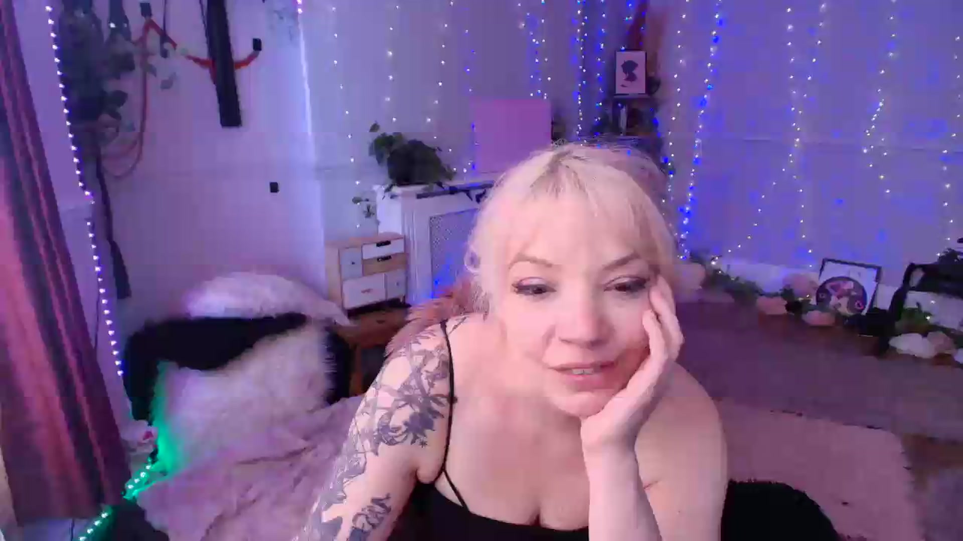 Gallery image thumbnail from LunaWolfie's myfreecams stream on, 06/26/2026, 11:56 image 1 of 20