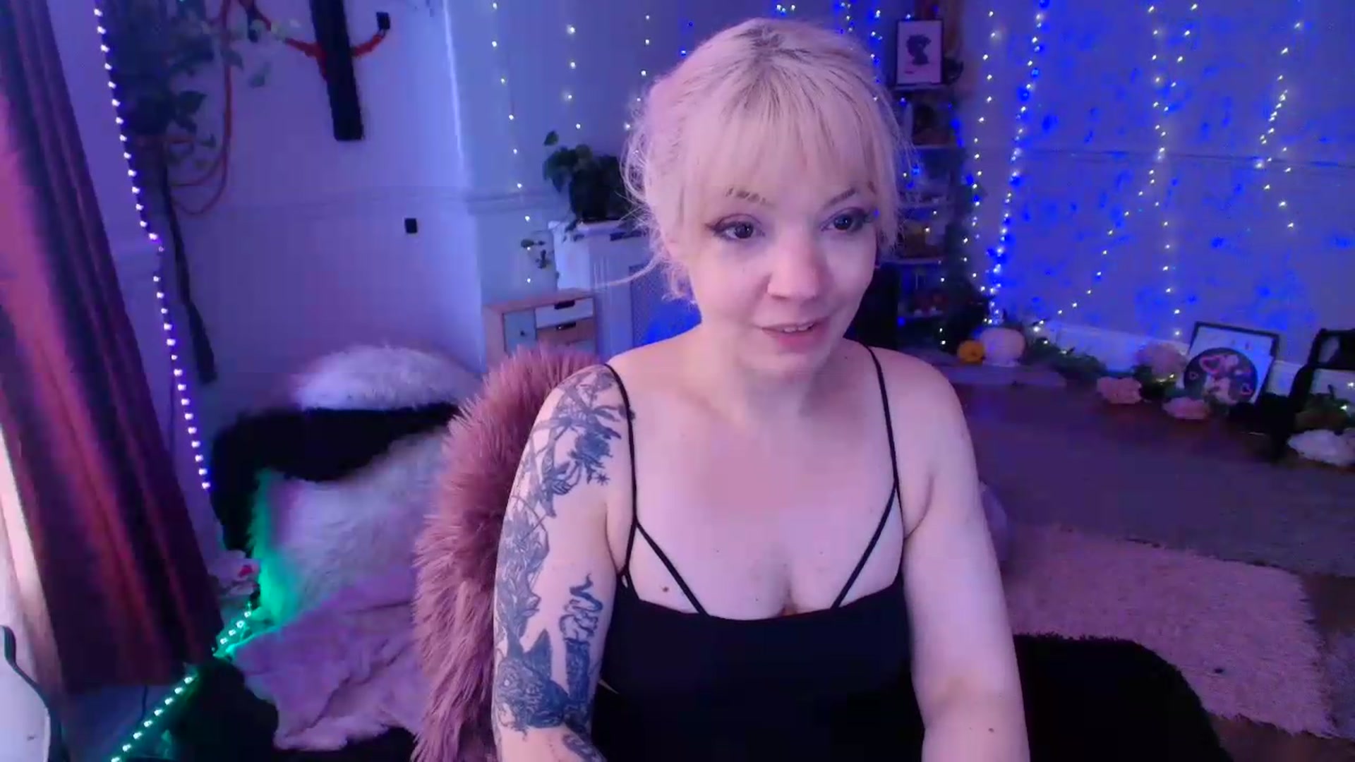 Gallery image thumbnail from LunaWolfie's myfreecams stream on, 06/26/2026, 12:46 image 18 of 20