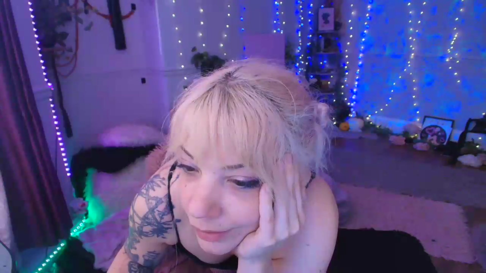 Gallery image thumbnail from LunaWolfie's myfreecams stream on, 06/26/2026, 17:17 image 6 of 20