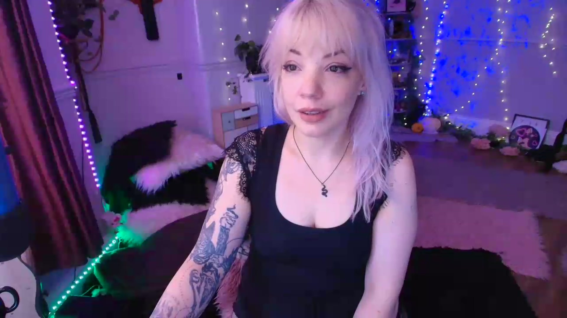 Gallery image thumbnail from LunaWolfie's myfreecams stream on, 06/29/2026, 16:17 image 16 of 20