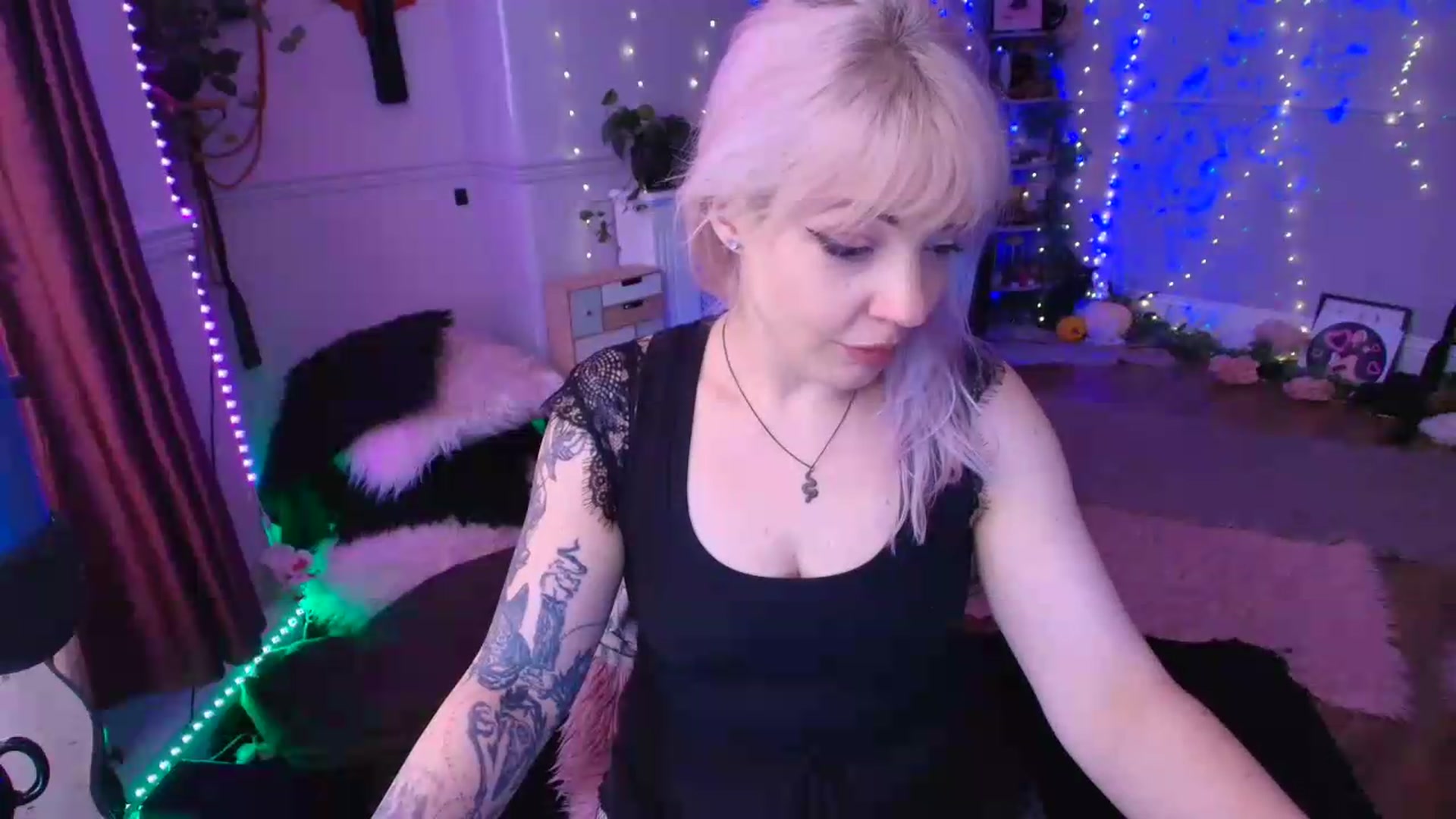 Gallery image thumbnail from LunaWolfie's myfreecams stream on, 06/29/2026, 16:17 image 14 of 20