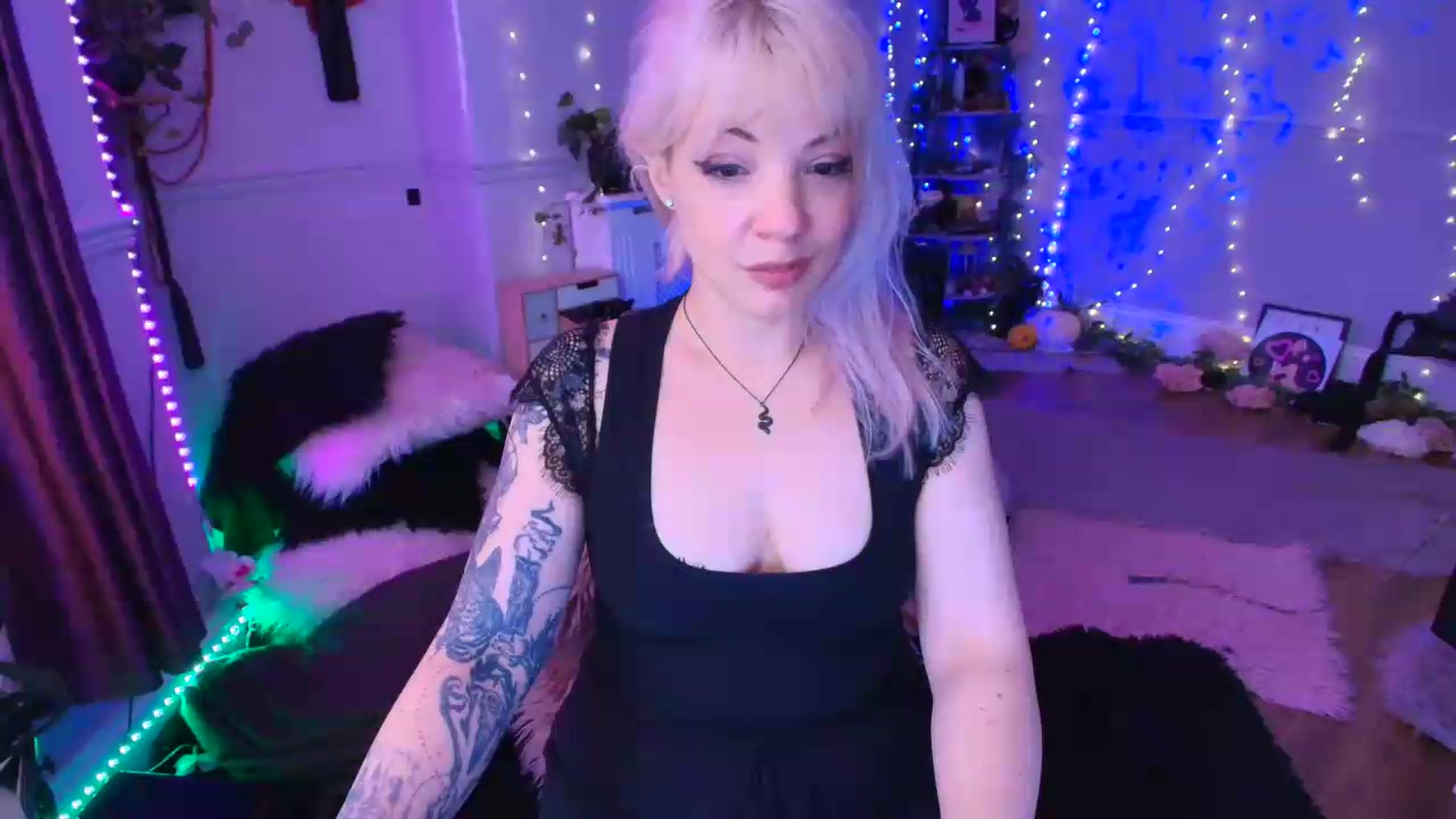 Gallery image thumbnail from LunaWolfie's myfreecams stream on, 06/29/2026, 18:00 image 13 of 20