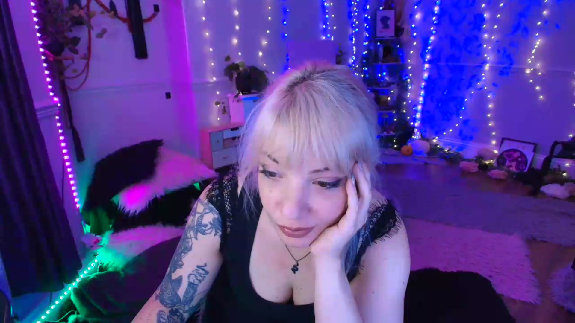 Gallery image thumbnail from LunaWolfie's myfreecams stream on, 06/29/2026, 21:35 image 4 of 20