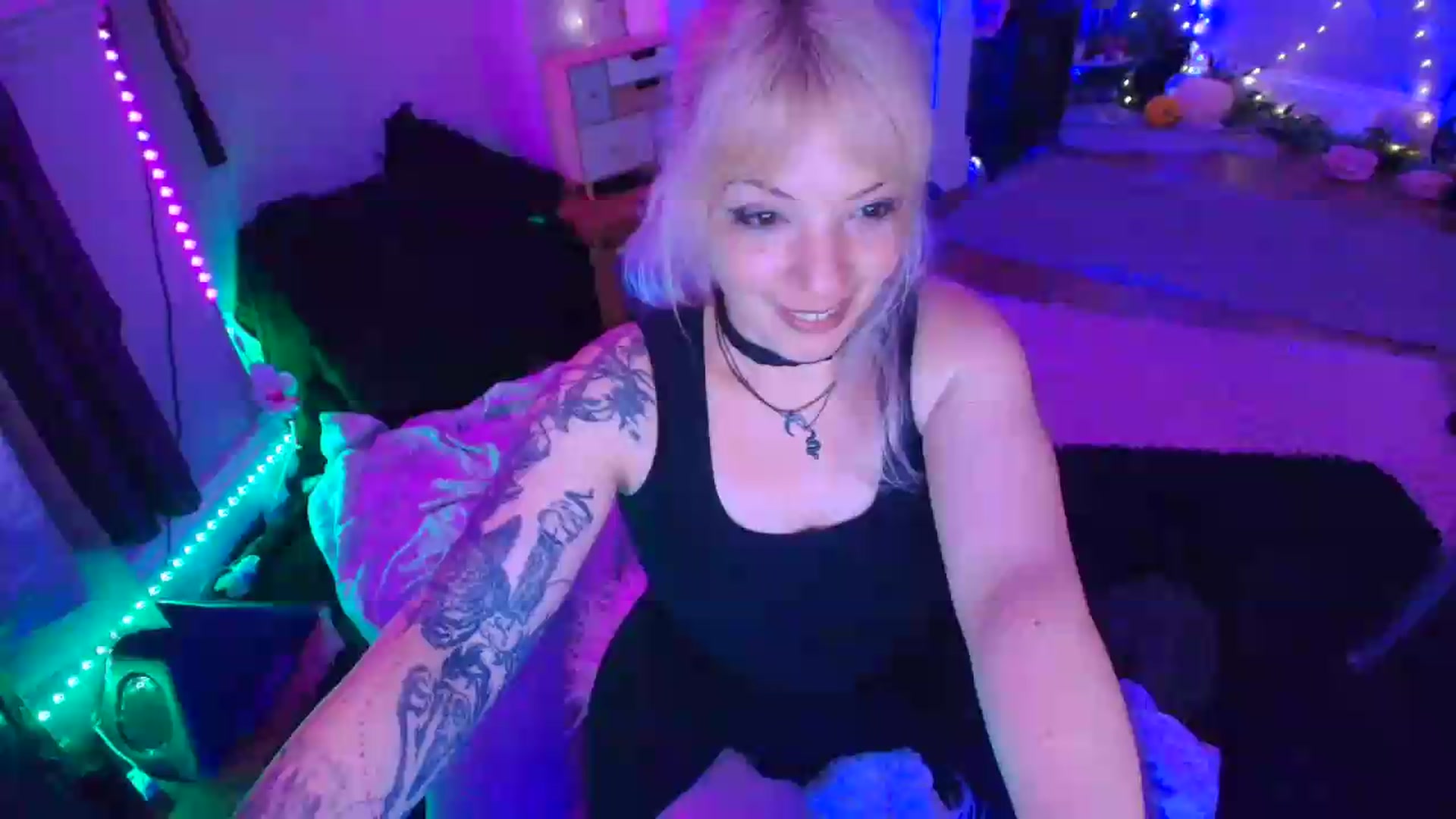 Gallery image thumbnail from LunaWolfie's myfreecams stream on, 07/06/2026, 21:06 image 4 of 20