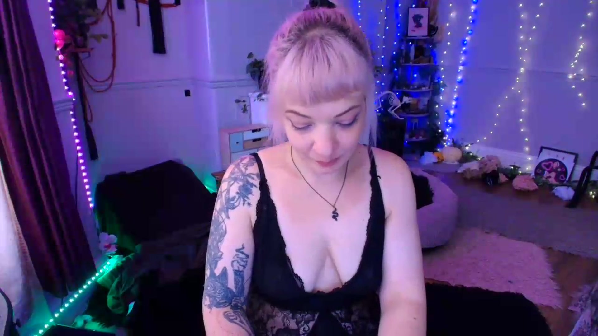 Gallery image thumbnail from LunaWolfie's myfreecams stream on, 07/16/2026, 17:06 image 17 of 20