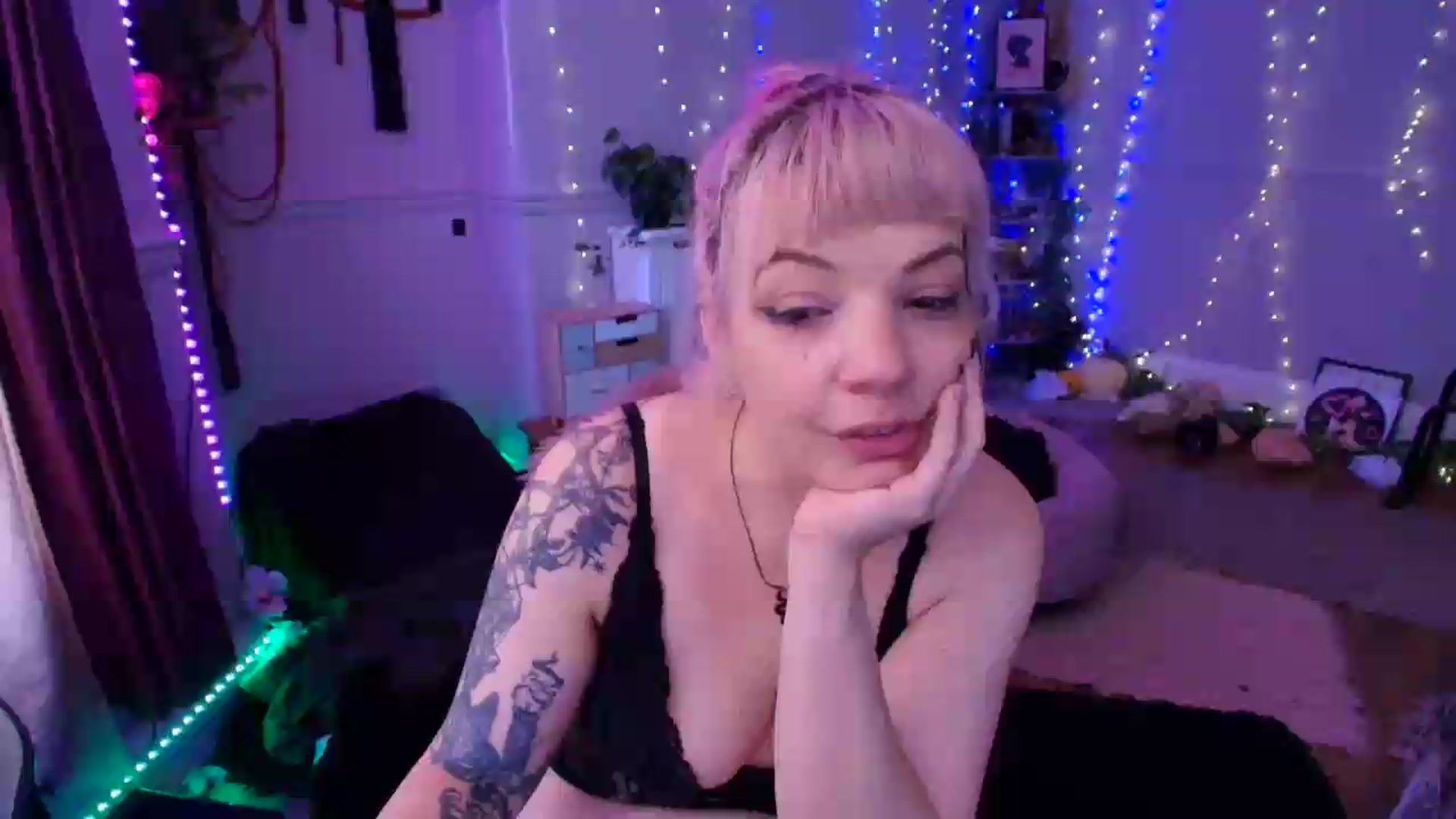Gallery image thumbnail from LunaWolfie's myfreecams stream on, 07/16/2026, 17:31 image 16 of 20