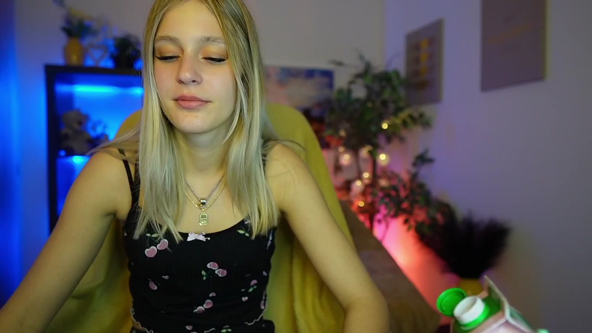 Gallery image thumbnail from Luna_Grace18's myfreecams stream on, 03/22/2026, 18:30 image 15 of 20