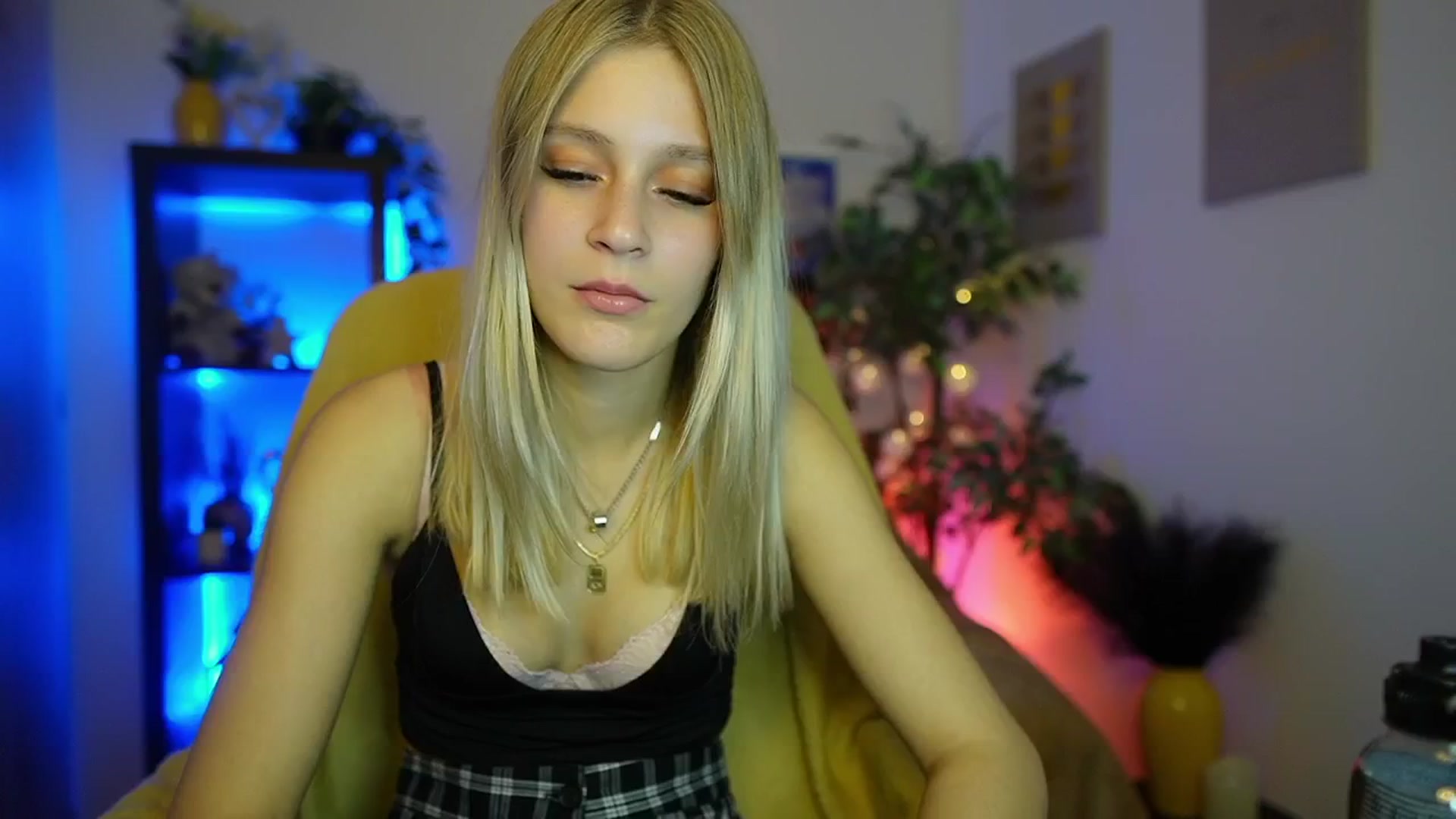 Gallery image thumbnail from Luna_Grace18's myfreecams stream on, 03/23/2026, 15:30 image 10 of 20