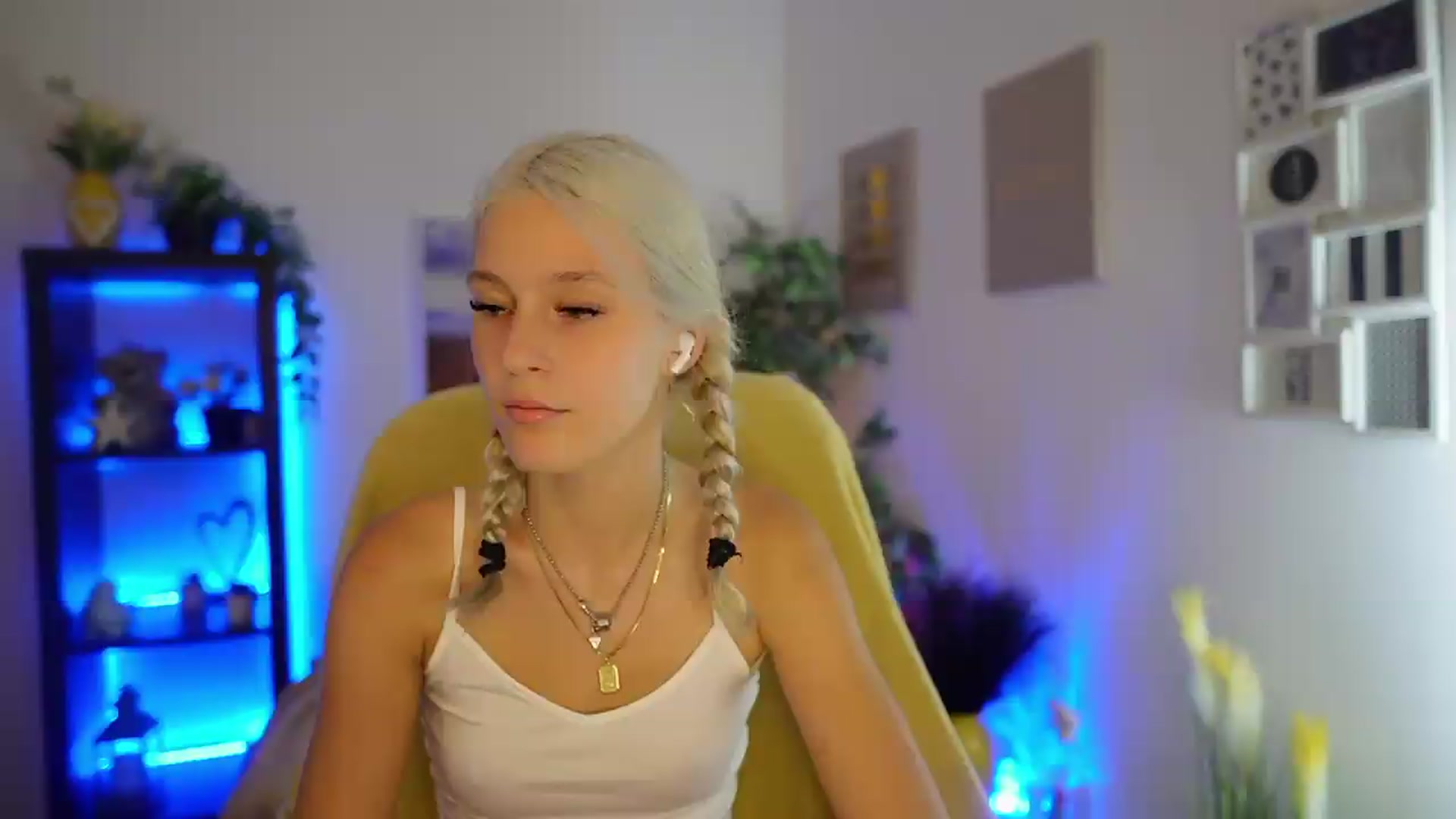 Gallery image thumbnail from Luna_Grace18's myfreecams stream on, 07/03/2026, 15:41 image 1 of 20