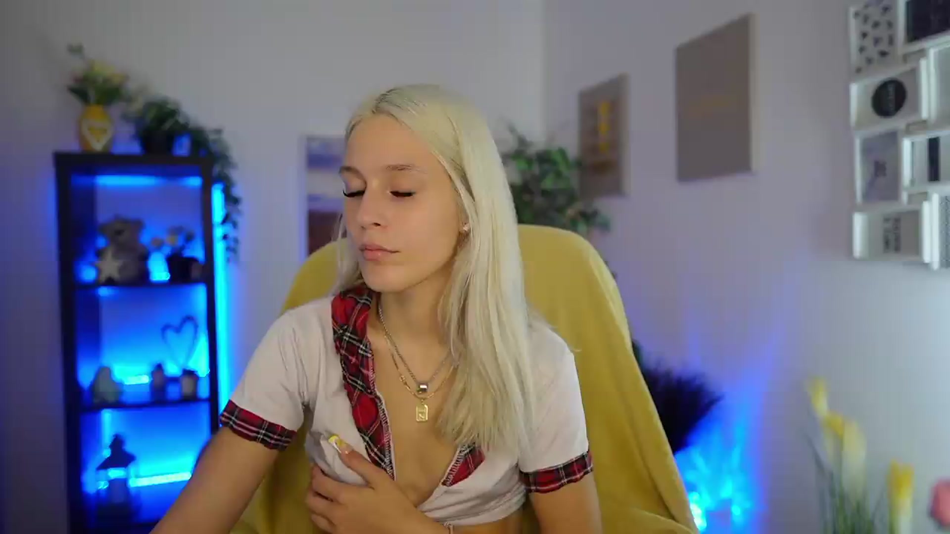 Gallery image thumbnail from Luna_Grace18's myfreecams stream on, 07/08/2026, 12:20 image 1 of 20