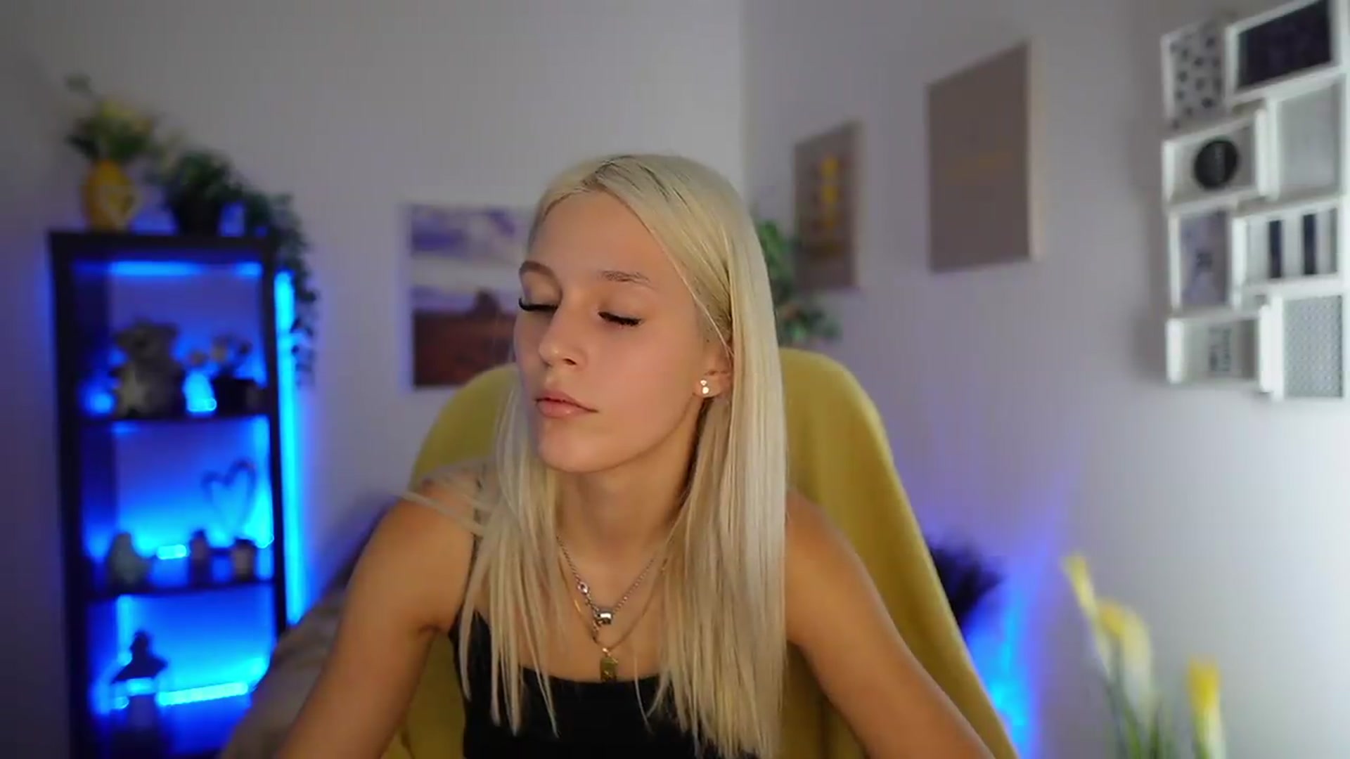 Gallery image thumbnail from Luna_Grace18's myfreecams stream on, 07/09/2026, 15:04 image 18 of 20