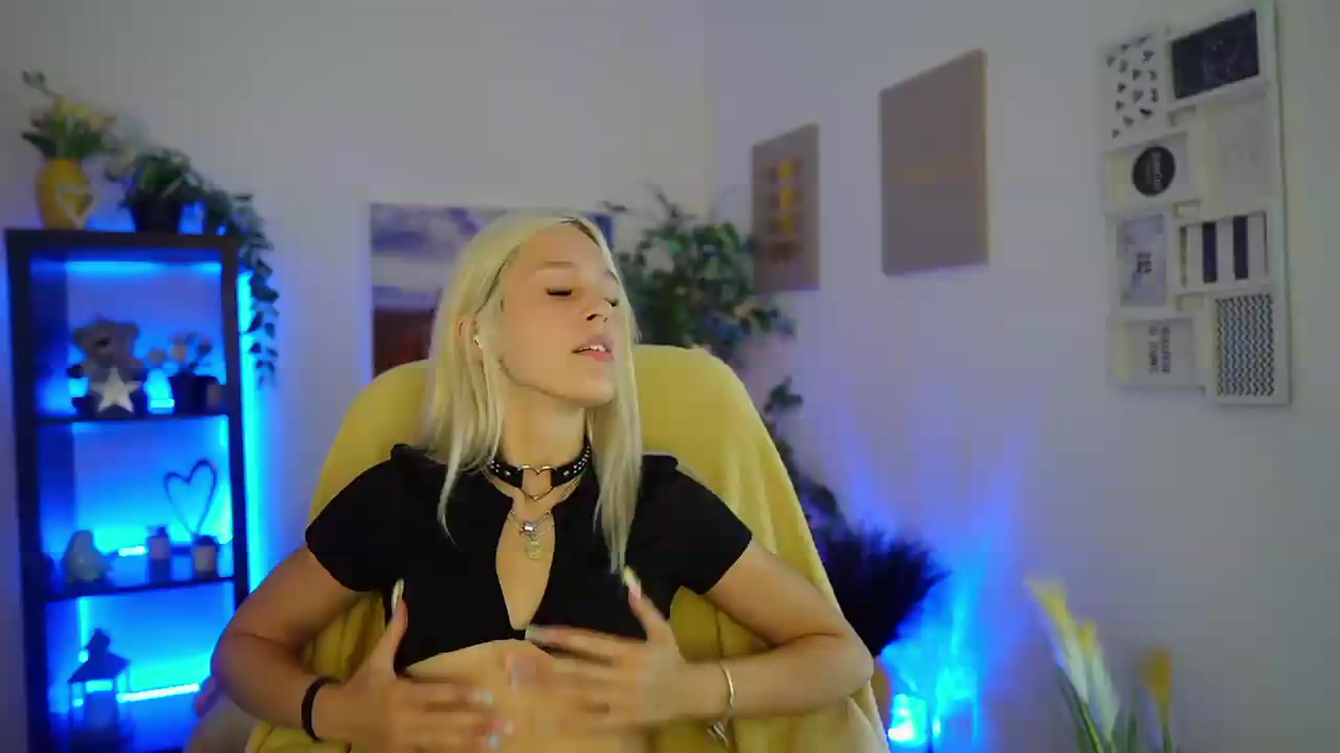 Gallery image thumbnail from Luna_Grace18's myfreecams stream on, 07/20/2026, 15:11 image 1 of 20
