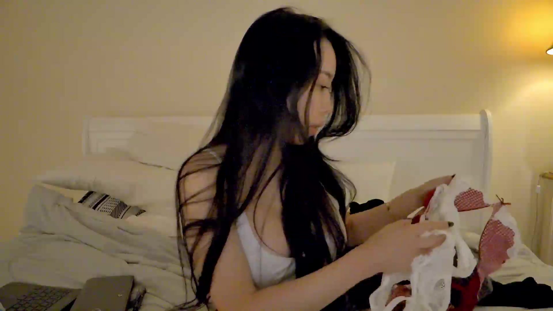 Gallery image thumbnail from Luna_Li's myfreecams stream on, 09/06/2026, 24:48 image 17 of 20