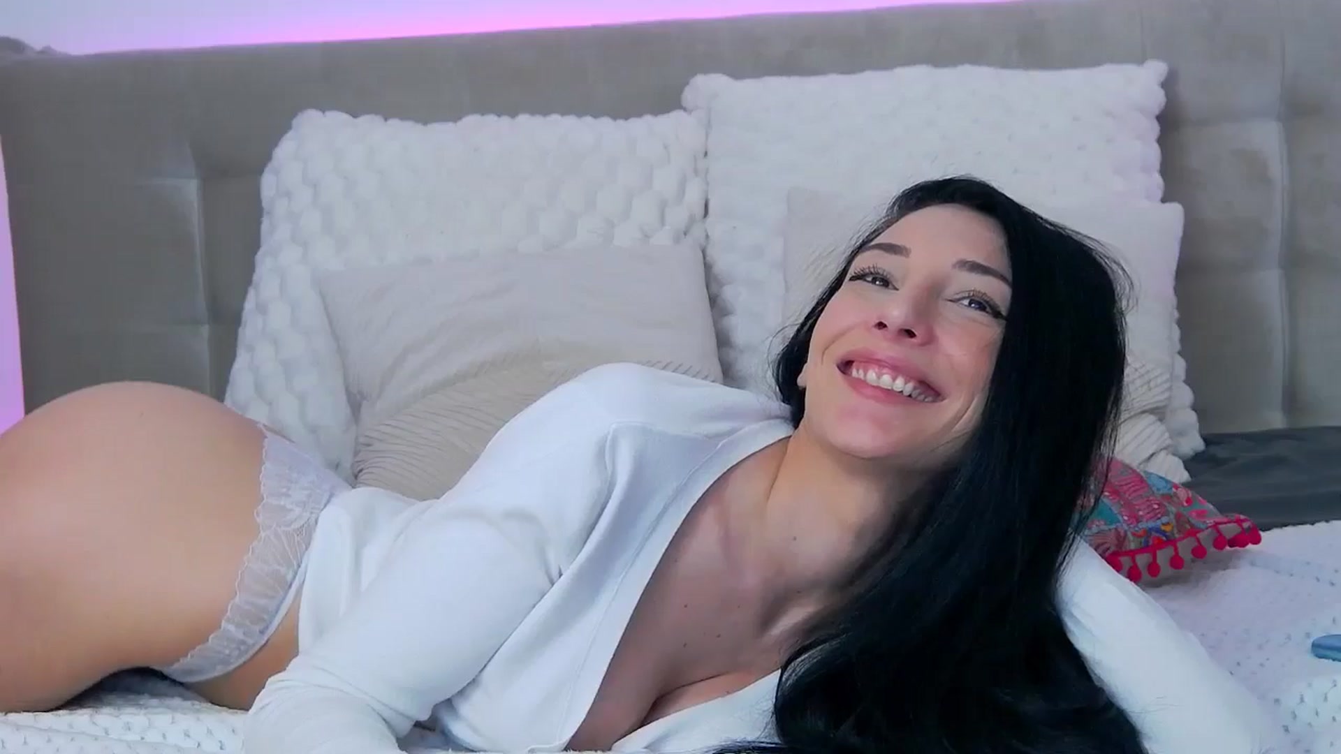 Gallery image thumbnail from Luna_Mia's myfreecams stream on, 02/18/2026, 14:15 image 19 of 20